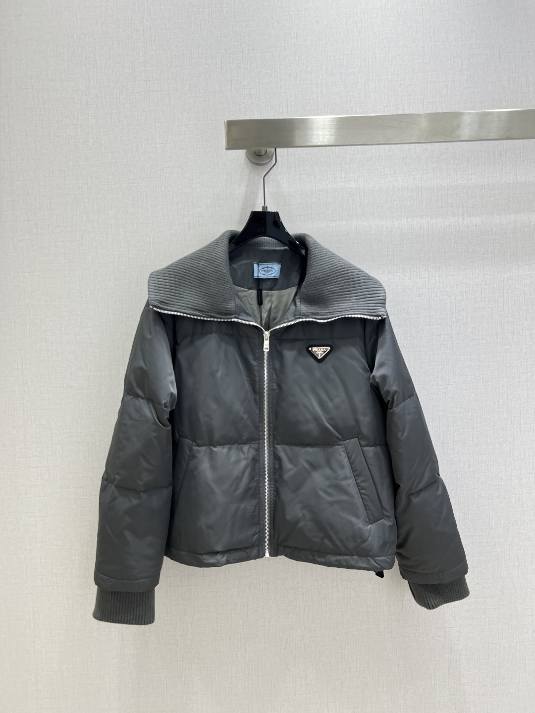 NO:579166,With dust bag, highly recommended PRA*2025 new autumn and winter lapel zipper down jacket, knitted collar and cuffs, two side pockets, elastic drawstring hem, zipper closure, filling 90 goose down, two colors SML code, high quality ABC, prada, jackets & coats, down jacket, alexander wang19860909配防尘袋强烈推荐 PRA*2025秋冬新款 翻领拉链羽绒服外套 针织衣领和袖口,两个侧袋,松紧抽绳下摆,拉链开合,填充物90鹅绒,,两个色 SML码 高品质ABC,,prada,jackets & coats,down jacket,alexander wang,Women's clothing