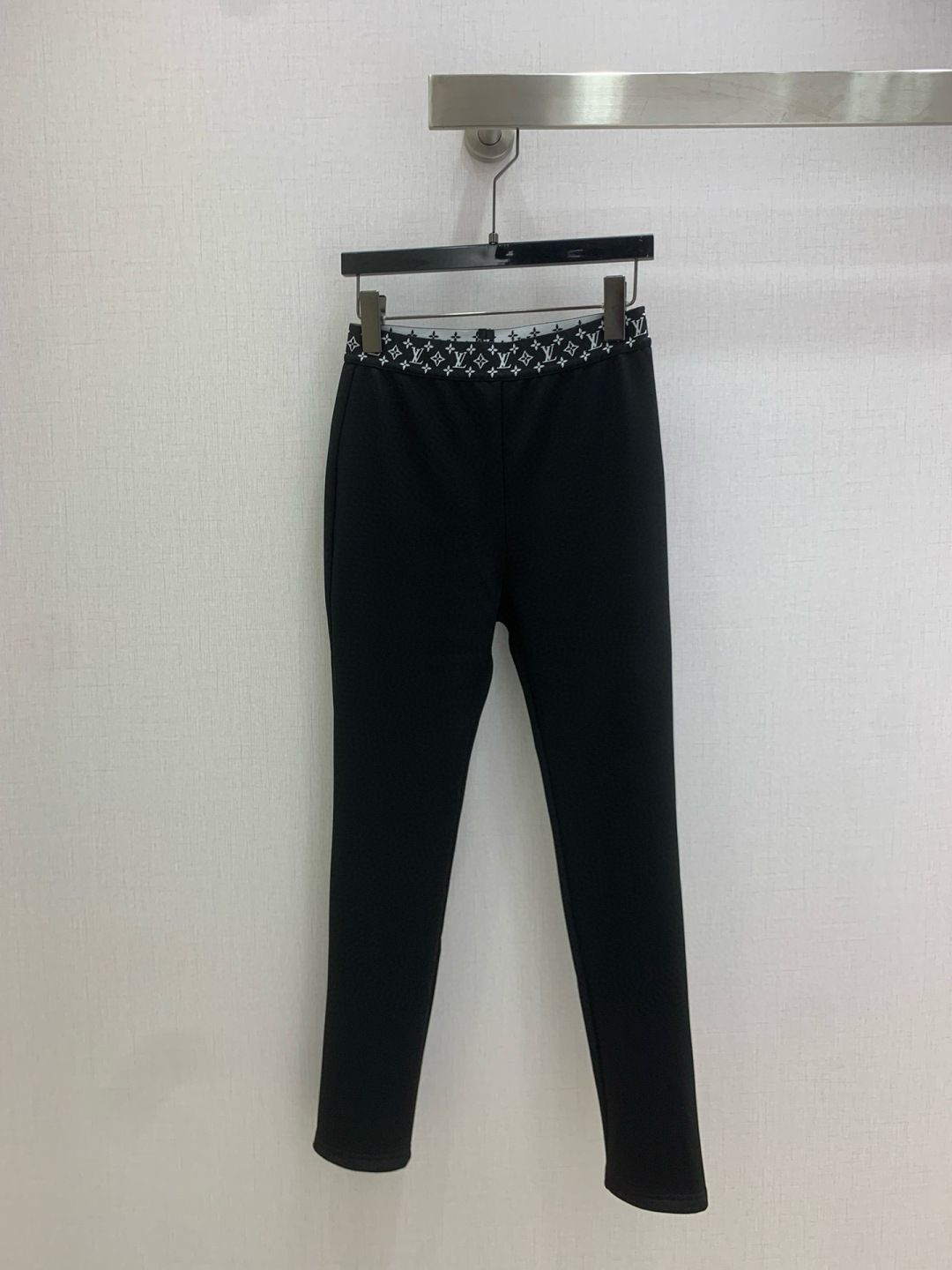 NO:579322,Highly recommended LV*2025 new autumn and winter webbing lettering trousers, mid-high waist elastic leggings, yoga pants, sports pants, fitness pants, tight and super slim, comfortable and easy to wear, making the body slim and tall!  Super versatile, a must-have for a goddess’s wardrobe. Order it here. One color, SML code, high quality ABC, Louis Vuitton, Alexander Wang19860909强烈推荐 LV*2025秋冬新款 织带字母打底长裤 中高腰弹力打底裤,瑜珈裤,运动裤,健身裤,紧身超显瘦 舒适好穿上身显瘦又高挑！ 超百搭 女神衣橱必备款.砸单过来吧 一个色 SML码 高品质ABC,,louis vuitton,alexander wang,Women's clothing