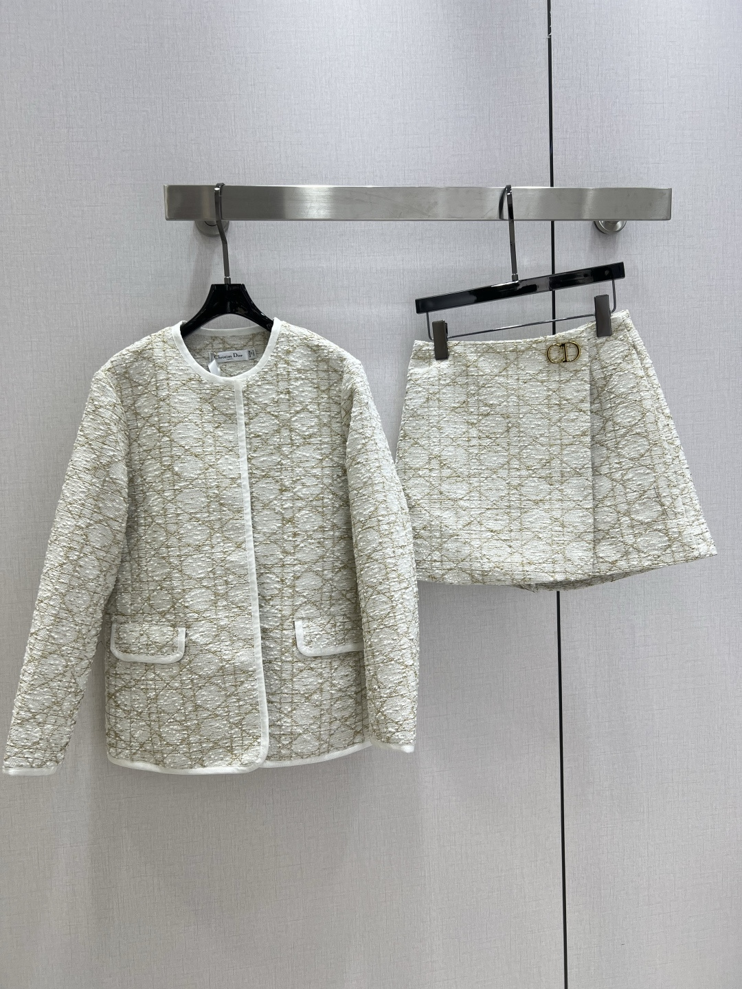 NO:579625,Highly recommended DIO*2025 new autumn and winter woolen rhombus jacket woolen rhombus shorts and skirt. Take them separately!  High-definition imported materials from Italy. The silhouette is slightly wide. Heavy-duty and high-quality goods. Comfortable to wear. More stylish. A style of clothing that is not picky at all. Retro lady style. One color. SML code. High-quality outerwear, dior, skirts, shorts, jackets & coats, alexander wang19860909强烈推荐 DIO*2025秋冬新款 粗纺菱格外套粗纺菱格短裤裙 分开拿！高定意大利进口材质 轮廓微挺阔 重磅高货 穿着舒适 更具有型 一款完全不挑人穿着的衣型 复古名媛风 一个色 SML码 高品质外,,dior,skirts,shorts,jackets & coats,alexander wang,Women's clothing