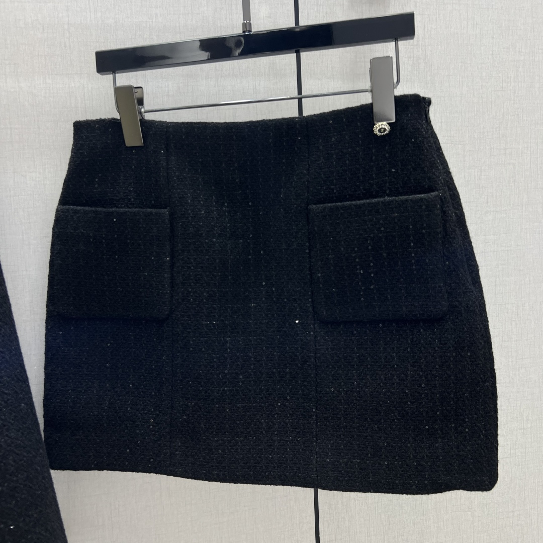 NO:579306,Highly recommended CHA*2025 new autumn and winter plaid tweed sequined dress skirt  Customized YB imported woolen woolen material, with obvious texture and high quality. The tweedy fabric creates a model of small fragrance. The high-waisted pocket skirt version has a straight slim fit and is more tolerant. The overall charcoal black woven fabric is interlaced with sequins to form a plaid texture, which is elegant but not dull. The molded rhinestone double C round buckle is embellished on one side of the waist, which is luxurious and charming. It shows the style of a high-end celebrity and has an elegant temperament. It is the first choice for autumn and winter. One color SML code  High quality ABC,,skirts,alexander wang19860909强烈推荐 CHA*2025秋冬新款 格纹粗花呢珠片洋装半裙 定制YB进口粗纺羊毛呢材质,肌理明显,质感上乘,粗花毛呢面料塑造小香风典范,高腰口袋半身短裙版型,直筒修身包容性更强,整体炭黑色编织面料,交织穿插亮片,构成格纹肌理,雅致而无沉闷感,开模水钻双C圆扣单侧腰点缀,奢华迷人.尽显高级名媛风格,气质优雅,秋冬换季穿搭首选.一个色 SML码 高品质ABC,,skirts,alexander wang,Women's clothing