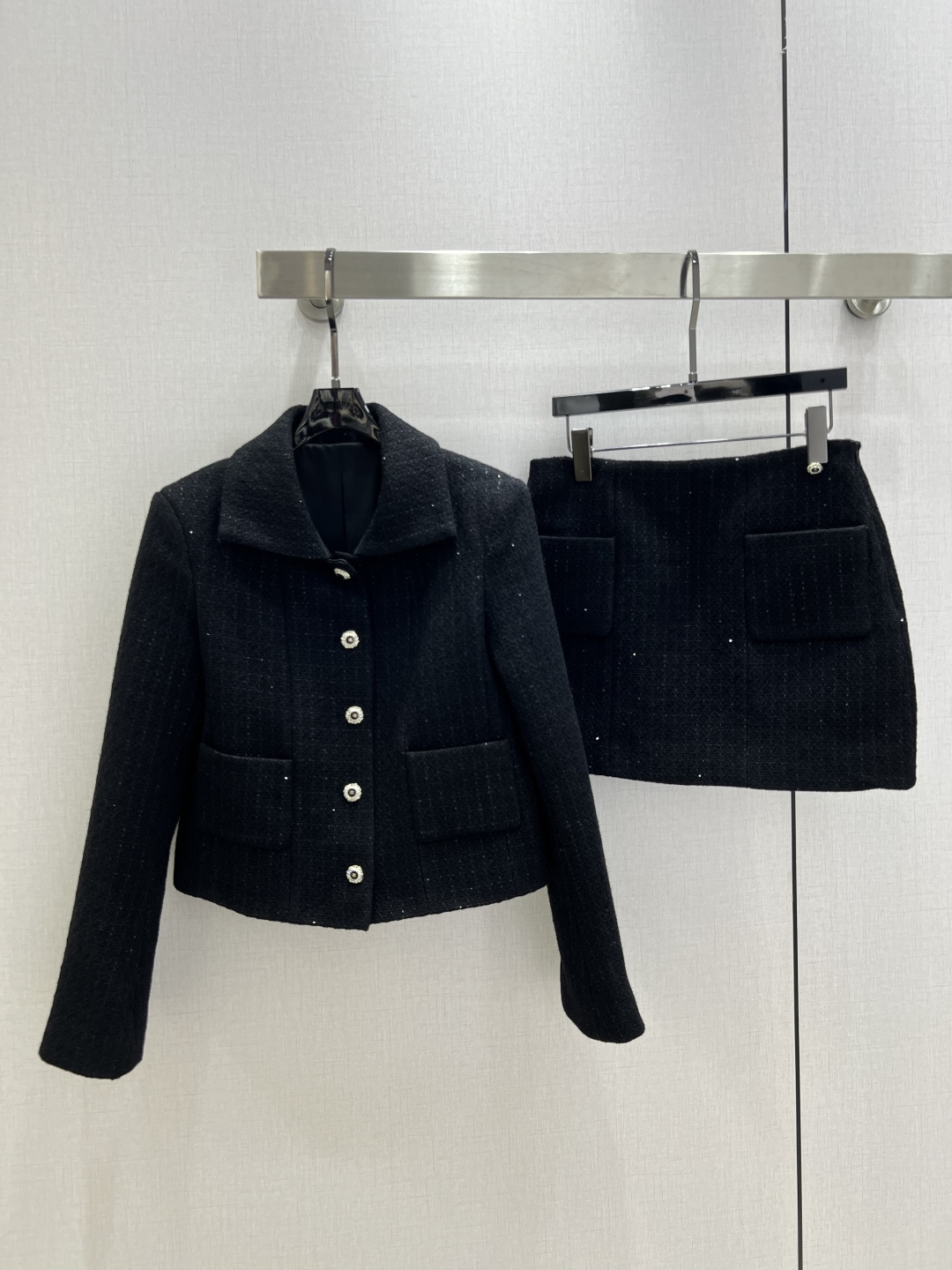 NO:579309,Highly recommended CHA*2025 new autumn and winter plaid tweed sequined dress jacket  Customized YB imported woolen woolen material, with obvious texture and high quality. The tweedy woolen fabric creates a model of small fragrance. The lapel shoulder dress jacket has a straight version that is more tolerant. The overall carbon black woven fabric is interlaced with sequins to form a plaid pattern.  The texture is elegant but not dull. The open-molded rhinestone double C round buckles echo the cufflinks, making it luxurious and charming. The inside of the hem is embellished with chains, showing the style of a high-end socialite. The single suit is slim-fitting, flatters the figure, and has an elegant temperament. It is the first choice for autumn and winter. One color  SML code high quality ABC,,jackets & coats,alexander wang19860909强烈推荐 CHA*2025秋冬新款 格纹粗花呢珠片洋装外套 定制YB进口粗纺羊毛呢材质,肌理明显,质感上乘,粗花毛呢面料塑造小香风典范,翻领正肩洋装外套,直筒版型包容性更强,整体炭黑色编织面料,交织穿插亮片,构成格纹肌理,雅致而无沉闷感,开模水钻双C圆扣,与袖扣呼应,奢华迷人.下摆内侧以链条点缀,尽显高级名媛风格.单西修身剪裁,修饰身形,气质优雅,秋冬换季穿搭首选.一个色 SML码 高品质ABC,,jackets & coats,alexander wang,Women's clothing