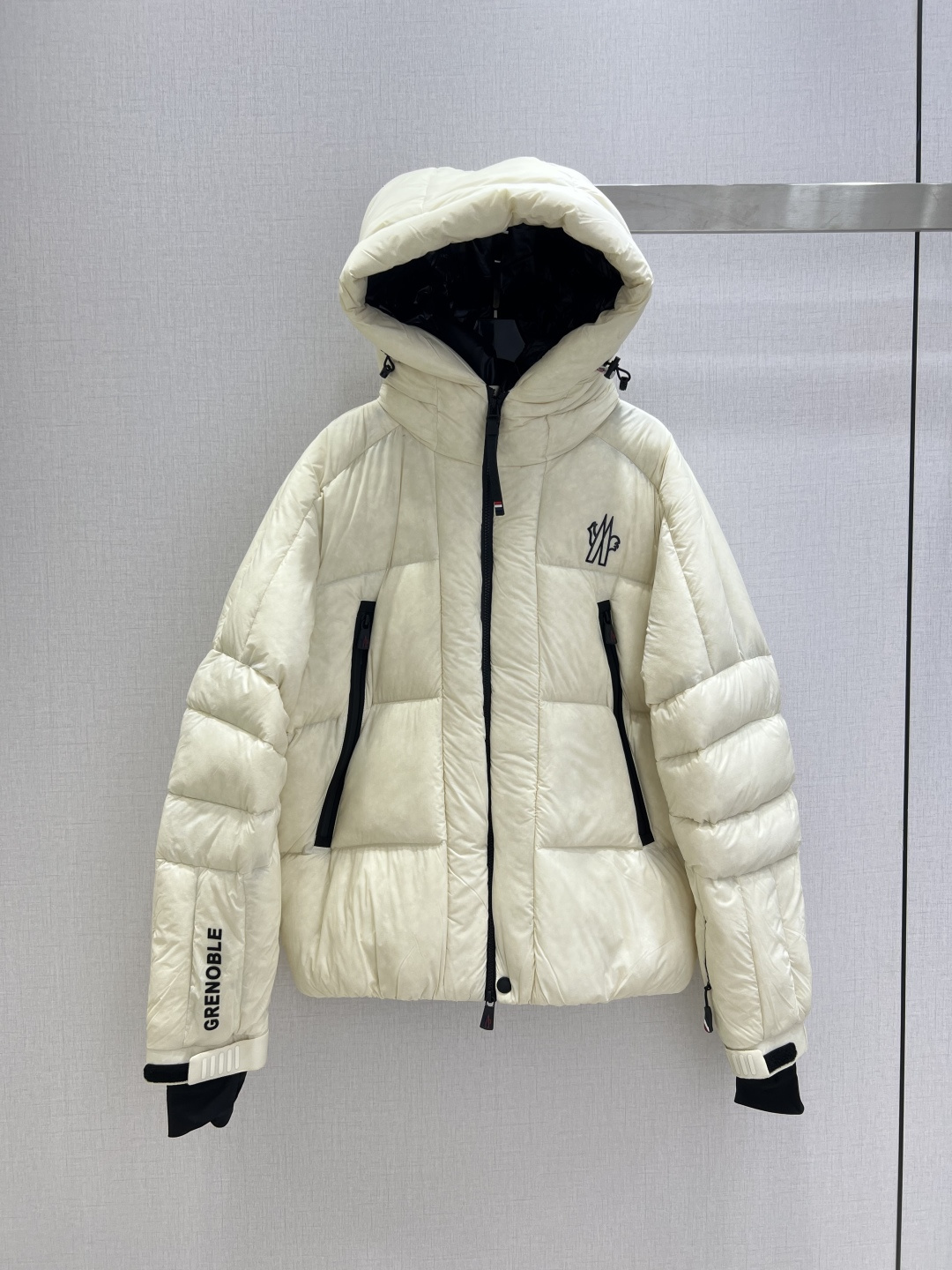 NO:587050,Comes with dust bag, highly recommended MON*2025 new autumn and winter hooded zipper down jacket [goose down] same style for men and women. Overall warm effect, unique design down jacket. Casual and fashionable, perfect embellishment with classic logo. Two colors, code 12345. High quality ABC, jackets & coats, down jacket, hats, alexander wang19860909配防尘袋强烈推荐 MON*2025秋冬新款 连帽拉链羽绒服外套【鹅绒】男女同款 整体保暖效果拉满,独特设计款羽绒服 休闲时尚,经典logo完美点缀 两个色 12345码 高品质ABC,,jackets & coats,down jacket,hats,alexander wang,Women's clothing