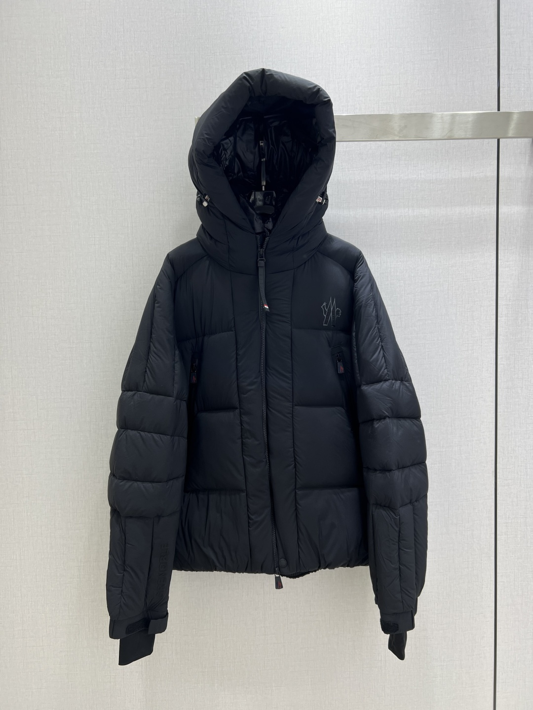 NO:587062,Comes with dust bag. Highly recommended. MON*2025 new autumn and winter hooded zipper down jacket [goose down], same style for men and women. Overall warm effect, uniquely designed down jacket. Casual and fashionable, perfect embellishment with classic logo. Two colors. Code 12345. High quality AB, jackets & coats, down jacket, hats, alexander wang19860909配防尘袋强烈推荐 MON*2025秋冬新款 连帽拉链羽绒服外套【鹅绒】男女同款 整体保暖效果拉满,独特设计款羽绒服 休闲时尚,经典logo完美点缀 两个色 12345码 高品质AB,,jackets & coats,down jacket,hats,alexander wang,Women's clothing