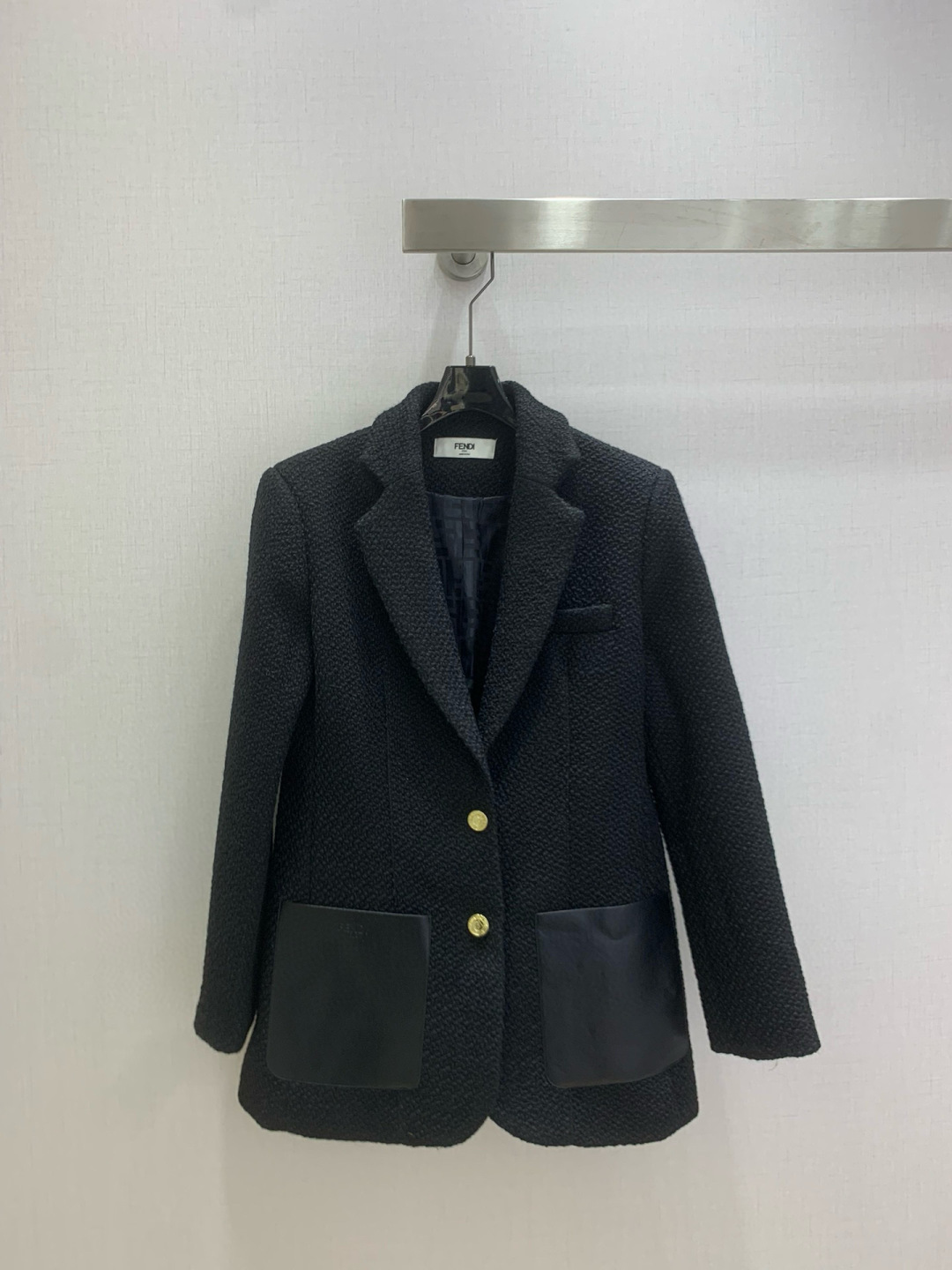 NO:588080,Highly recommended FEN* 2025 new autumn and winter style woolen leather suit jacket. Very high-end imported texture. Pay close attention to the details. The color is super correct and the upper body is very cool. Clean and classy. It enhances the temperament~~ It is completely in accordance with the high-end ready-to-wear standards. It is impossible not to love it. Temperament MM must buy. One color SML code. High quality ABC, fendi, jackets & coats, business suit, alexander wang19860909强烈推荐 FEN*2025秋冬新款 粗纺拼皮西装外套 非常高级的进口质地 仔细看细节 颜色超正上身非常飒爽 干净有品 提气质~~完全按照高定成衣水准 无法不爱 气质MM必入 一个色 SML码 高品质ABC,,fendi,jackets & coats,business suit,alexander wang,Women's clothing