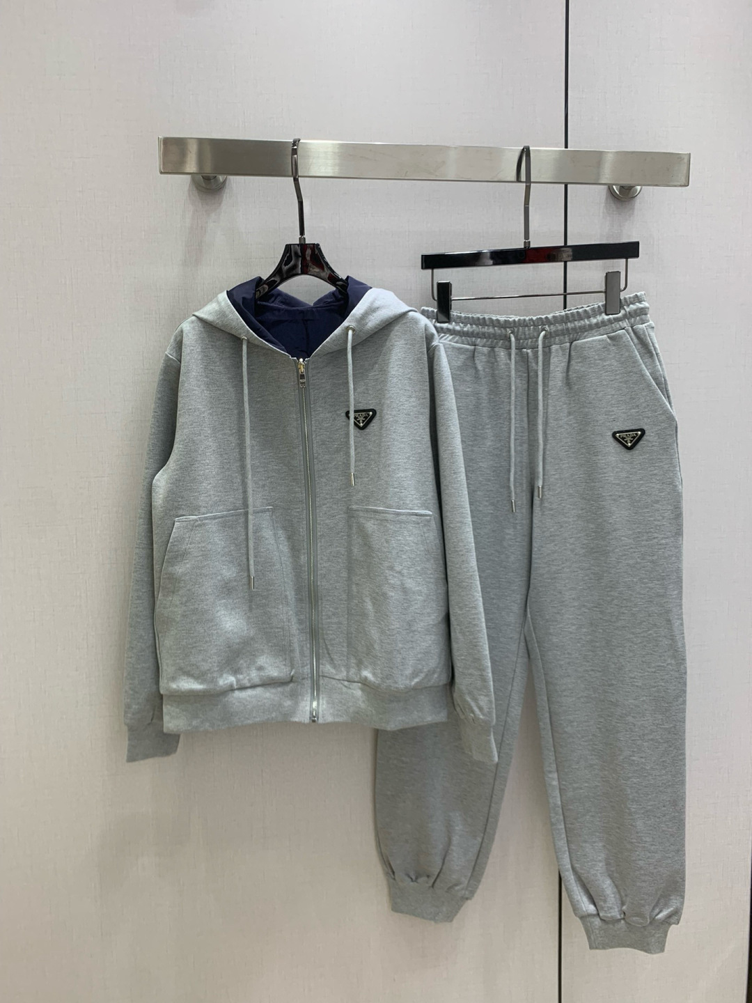 NO:588132,Highly recommended PRA*2025 new autumn and winter hooded zipper logo suit. The jacket can be worn on both sides. It makes the upper body slimmer and more fashionable. It is an elegant and temperamental item. A wardrobe must-have!  The quality of workmanship depends on the details. Two colors SML code, high quality ABC, prada, jackets & coats, hats, alexander wang19860909强烈推荐 PRA*2025秋冬新款 连帽拉链徽标套装 外套双面可穿 上身显瘦又提升时髦度,优雅气质单品.衣橱必备！做工品质看细节.两个色 SML码 高品质ABC,,prada,jackets & coats,hats,alexander wang,Women's clothing