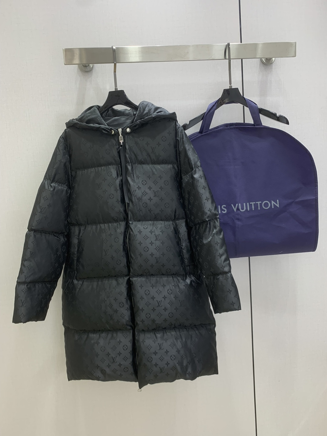 NO:589291,Comes with a dust bag. Highly recommended. LV*2025 new autumn and winter style. Hooded printed long down jacket. Duck down filling. Overall warm effect. Regular style down jacket. Casual and fashionable. Perfect embellishment with classic logo. Comes with a dust bag. Two colors. SML code. High quality AB, Louis Vuitton, jackets & coats, down jacket, hats, alexander wang.19860909配防尘袋强烈推荐 LV*2025秋冬新款 连帽印花长款羽绒外套 鸭绒填充 整体保暖效果拉满,常规款羽绒服 休闲时尚,经典logo完美点缀 配防尘袋 两个色 SML码 高品质AB,,louis vuitton,jackets & coats,down jacket,hats,alexander wang,Women's clothing