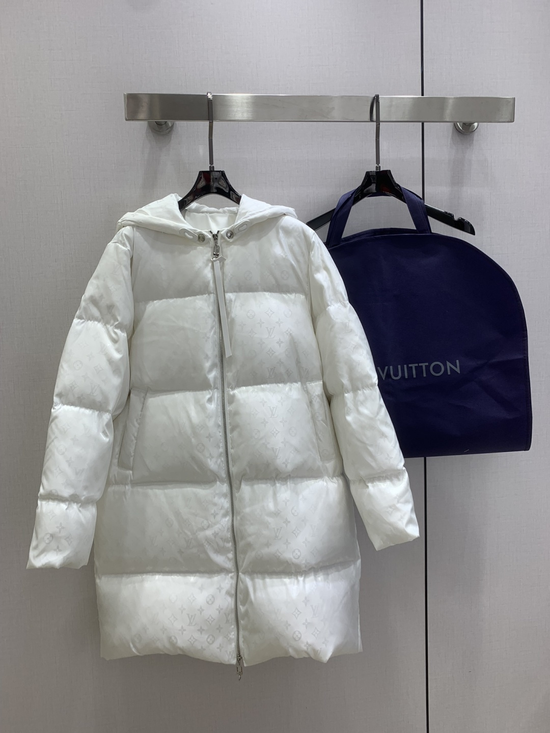 NO:589307,Comes with a dust bag. Highly recommended. LV*2025 new autumn and winter style. Hooded printed long down jacket. Duck down filling. Overall warm effect. Regular style down jacket. Casual and fashionable. Perfect embellishment with classic logo. Comes with a dust bag. Two colors. SML code. High quality ABC, Louis Vuitton, jackets & coats, down jacket, hats, alexander wang.19860909配防尘袋强烈推荐 LV*2025秋冬新款 连帽印花长款羽绒外套 鸭绒填充 整体保暖效果拉满,常规款羽绒服 休闲时尚,经典logo完美点缀 配防尘袋 两个色 SML码 高品质ABC,,louis vuitton,jackets & coats,down jacket,hats,alexander wang,Women's clothing