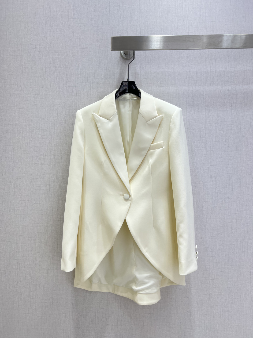 NO:589309,Highly recommended DIO* 2025 new autumn and winter style mid-length suit jacket with lapel waist. Customized YB imported material, glossy texture, smooth and comfortable. Lapel suit version, whole body milky white, elegant temperament. The front placket is fixed with a single button and matched with a satin reflective texture collar, showing an artistic accent. The back waist line is fixed with double buttons, the waist is three-dimensionally cut, and the mid-length version is suitable for more layering solutions including skirts. Full of temperament. One color SMLXL code  High quality ABC,,dior,skirts,jackets & coats,business suit,alexander wang19860909强烈推荐 DIO*2025秋冬新款 翻领收腰中长款西装外套 定制YB进口材质,质感光泽,垂顺舒适,翻领西装版型,通体奶白色,气质优雅,前襟单扣固定,配合缎面反光质地领边,尽显艺术腔调.后腰线双扣固定,收腰立体裁剪,中长款版型,适配包含裙装在内的更多叠穿方案,气质十足.一个色 SMLXL码 高品质ABC,,dior,skirts,jackets & coats,business suit,alexander wang,Women's clothing