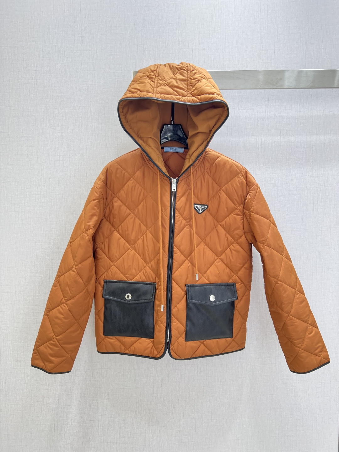 NO:590415,Highly recommended PRA* 2025 new autumn and winter hooded quilted pocket jacket, classic and stylish, can be perfectly controlled in all kinds of styles ~ high-end ready-to-wear style, the details are amazing!  Exquisite and everyday, easy to control!  The texture is great!  Age reduction, fashion, casual girlishness, highly recommended!  !  One color SML code high quality ABC,,prada,jackets & coats,hats,alexander wang19860909强烈推荐 PRA*2025秋冬新款 连帽夹棉口袋外套 经典又有型 各种都能完美驾驭～高级成衣做法,细节美到爆！精美又日常,轻松驾驭！质感棒棒哒！减龄 时尚 休闲少女感,强推！！一个色 SML码 高品质ABC,,prada,jackets & coats,hats,alexander wang,Women's clothing