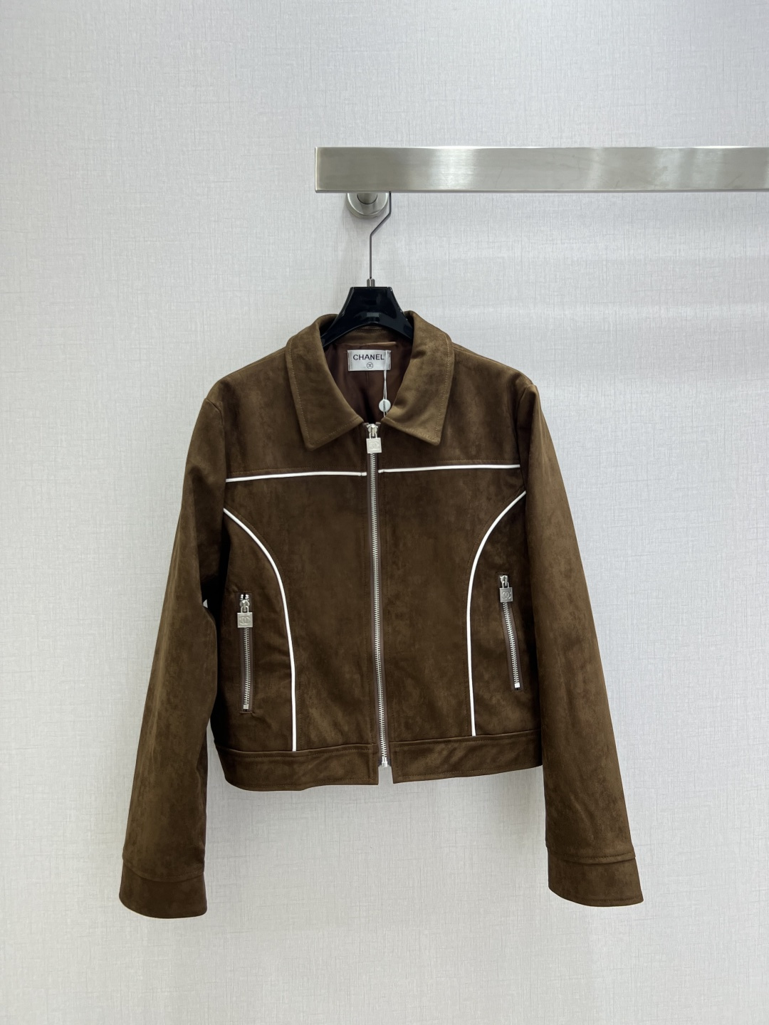 NO:590438,Highly recommended CHA*2025 new autumn and winter lapel zipper jacket produced by Rocket Speed!  The whole piece is three-dimensional tailoring, all-round exquisite upper body, super covering the flesh and making you look slimmer. It gives a refreshing and fashionable sense of high-end. It is elegant and fashionable in daily life. It is very versatile. The color is very beautiful. The fabric is high-end and textured. Two colors SML code. High quality ABC,,jackets & coats,jackets & coats,alexander wang19860909强烈推荐 CHA*2025秋冬新款 翻领拉链夹克外套 火箭速度出品！整件立体剪裁 全方位精致做上身超级遮肉显瘦 穿出清爽时髦的高级感 日常优雅又时髦巨百搭 颜色很好看 面料高级又有质感 两个色 SML码 高品质ABC,,jackets & coats,jackets & coats,alexander wang,Women's clothing