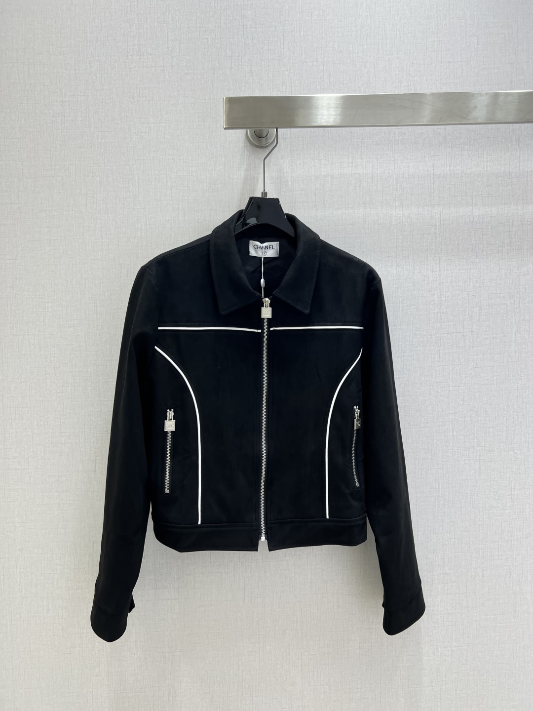 NO:590442,Highly recommended CHA*2025 new autumn and winter lapel zipper jacket produced by Rocket Speed!  The whole piece is three-dimensional tailoring, all-round exquisite upper body, super covering the flesh and making you look slimmer. It gives a refreshing and fashionable sense of high-end. It is elegant and fashionable in daily life. It is very versatile. The color is very beautiful. The fabric is high-end and textured. Two colors SML code. High quality ABC,,jackets & coats,jackets & coats,alexander wang19860909强烈推荐 CHA*2025秋冬新款 翻领拉链夹克外套 火箭速度出品！整件立体剪裁 全方位精致做上身超级遮肉显瘦 穿出清爽时髦的高级感 日常优雅又时髦巨百搭 颜色很好看 面料高级又有质感 两个色 SML码 高品质ABC,,jackets & coats,jackets & coats,alexander wang,Women's clothing