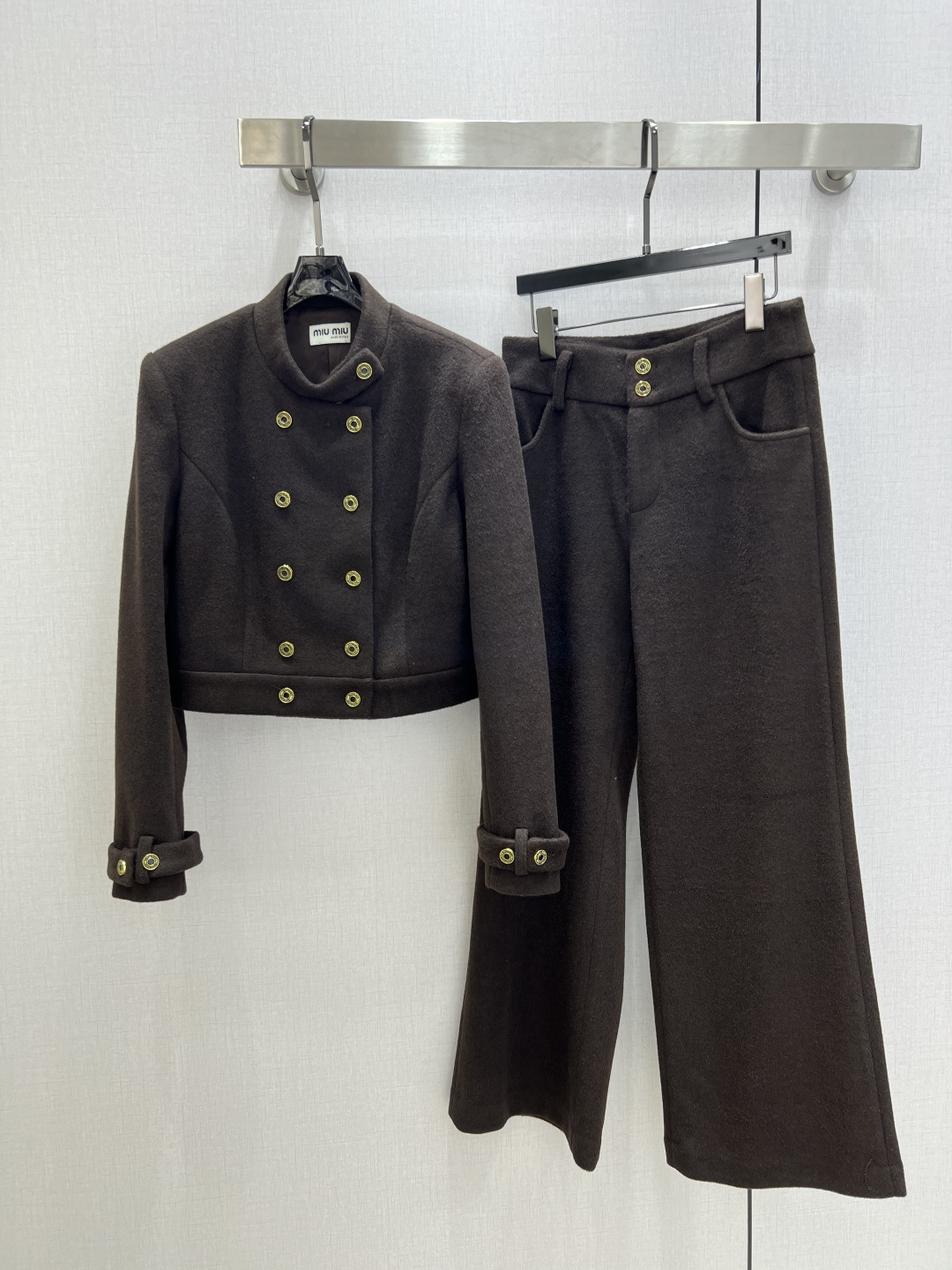 NO:590437,Highly recommended MIU* 2025 new autumn and winter double-breasted long-sleeved suit. Classic style. I fell in love with it at first sight. The pattern design can modify the neck line very well, and the upper body temperament is immediately improved. Customized buttons. The pattern is very beautiful on the upper body. The color is super white. One color SML code. High quality ABC, miumiu, alexander wang19860909强烈推荐 MIU*2025秋冬新款 双排扣长袖套装 经典造型 一眼就爱上了,版型设计能很好的修饰颈部线条,上身气质立马提升,定制纽扣,版型上身巨好看,颜色超显白 一个色 SML码 高品质ABC,,miumiu,alexander wang,Women's clothing