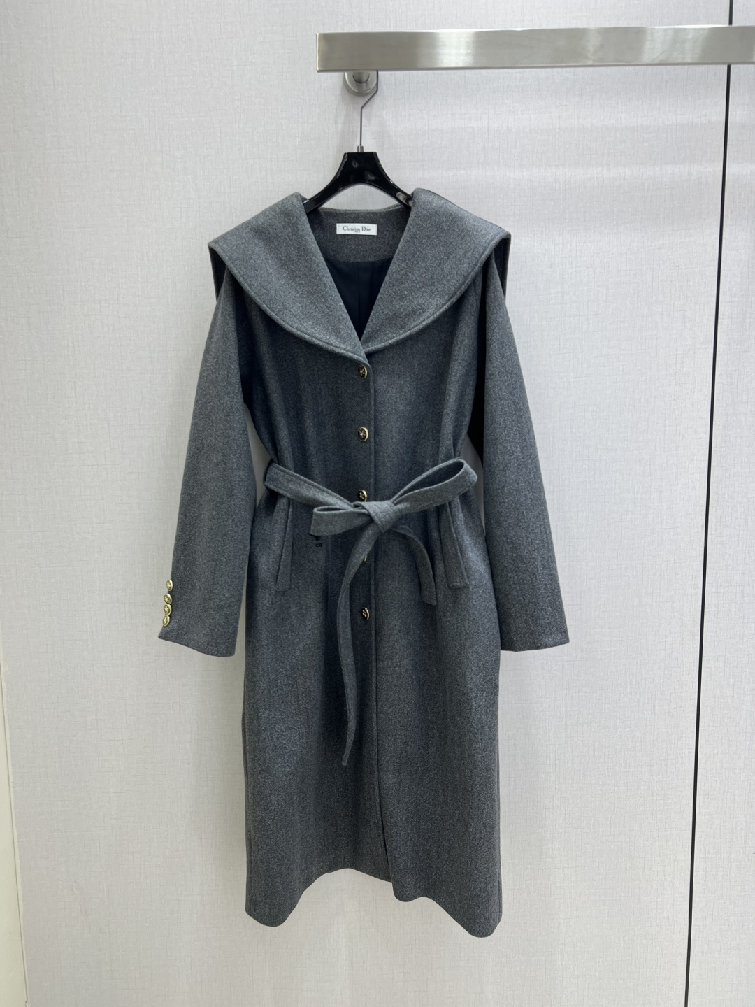 NO:590420,Highly recommended DIO*2025 new autumn and winter woolen embroidered long windbreaker jacket. Classic and stylish. It has its own aura. The fabric texture is very nice. It is fashionable and high-end. The color is super positive. The upper body is white and slim. It has a cool and handsome series. It has wind when walking. The upper body has full aura. The length is just right and easy to control. One color SML code. High quality ABC, dior, jackets & coats, alexander wang19860909强烈推荐 DIO*2025秋冬新款 毛呢绣花长款风衣外套 经典又有型 自带气场 面料质感很奈斯 时髦又高级 颜色超级正 上身显白又显瘦 自带酷帅感的系列 走路都带风上身气场全开 长度恰到好处 轻松驾驭 一个色 SML码 高品质ABC,,dior,jackets & coats,alexander wang,Women's clothing