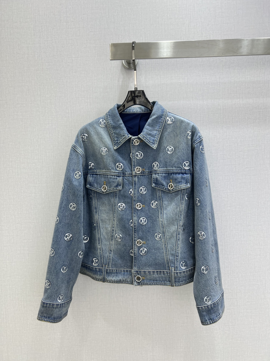 NO:590445,Highly recommended LV* 2025 new autumn and winter lapel rhinestone denim jacket. High-end production ~ super fashionable new denim denim. The fermentation-washed personalized color upper body is cool and sassy. It is made of customized high-quality twill cotton washed denim fabric. The texture is fine and the cotton feels natural. It is muscular yet soft. The fermentation-washed color is a classic color that is not picky. It is super beautiful!  The details and workmanship are super good, new products are in stock, available for grabs, one color SML code, high quality ABC, Louis Vuitton, jackets & coats, alexander wang19860909强烈推荐 LV*2025秋冬新款 翻领水钻牛仔外套 高版出品~超时髦新款丹宁牛仔 酵洗个性色调上身又酷又飒爽 采用定制高品质斜纹棉质水洗牛仔面料,纹理细腻,棉感自然,既有筋骨感又不失柔软,酵洗色不挑人的经典色,超级漂亮！细节做工超级好,新品现货开箱开抢 一个色 SML码 高品质ABC,,louis vuitton,jackets & coats,alexander wang,Women's clothing