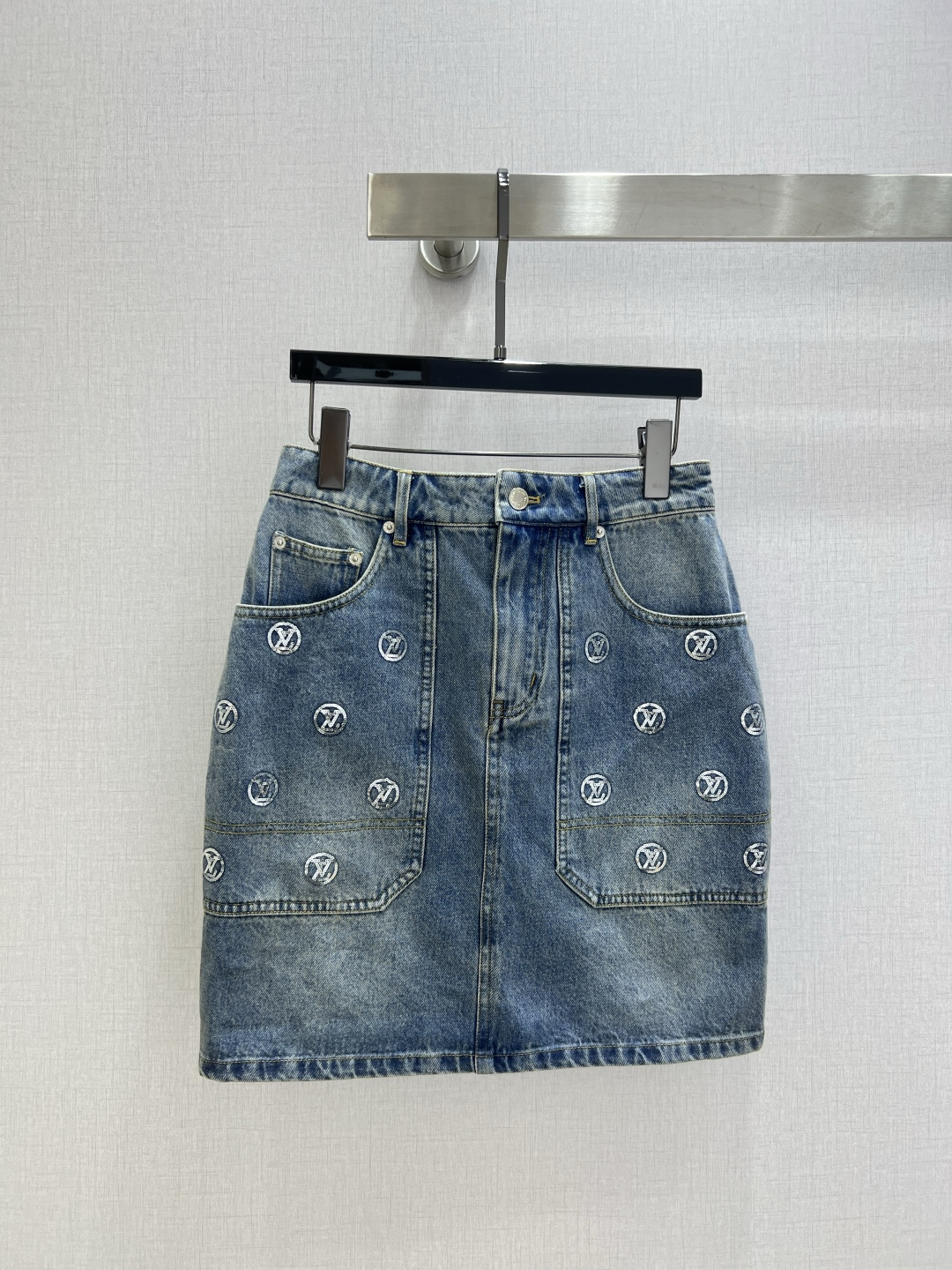 NO:590450,Highly recommended LV* 2025 new autumn and winter rhinestone denim skirt. High-end production ~ super fashionable new denim denim. The fermentation-washed personalized color tone is cool and sassy on the upper body. It is made of customized high-quality twill cotton washed denim fabric. The texture is fine and the cotton feels natural. It has a muscular feel but is soft. The fermentation-washed color is a classic color that is not picky. It is super beautiful!  The details and workmanship are super good. New products are in stock for unboxing and grabbing. One color SML code. High quality ABC, louis vuitton, skirts, alexander wang19860909强烈推荐 LV*2025秋冬新款 水钻牛仔半裙 高版出品~超时髦新款丹宁牛仔 酵洗个性色调上身又酷又飒爽 采用定制高品质斜纹棉质水洗牛仔面料,纹理细腻,棉感自然,既有筋骨感又不失柔软,酵洗色不挑人的经典色,超级漂亮！细节做工超级好,新品现货开箱开抢 一个色 SML码 高品质ABC,,louis vuitton,skirts,alexander wang,Women's clothing