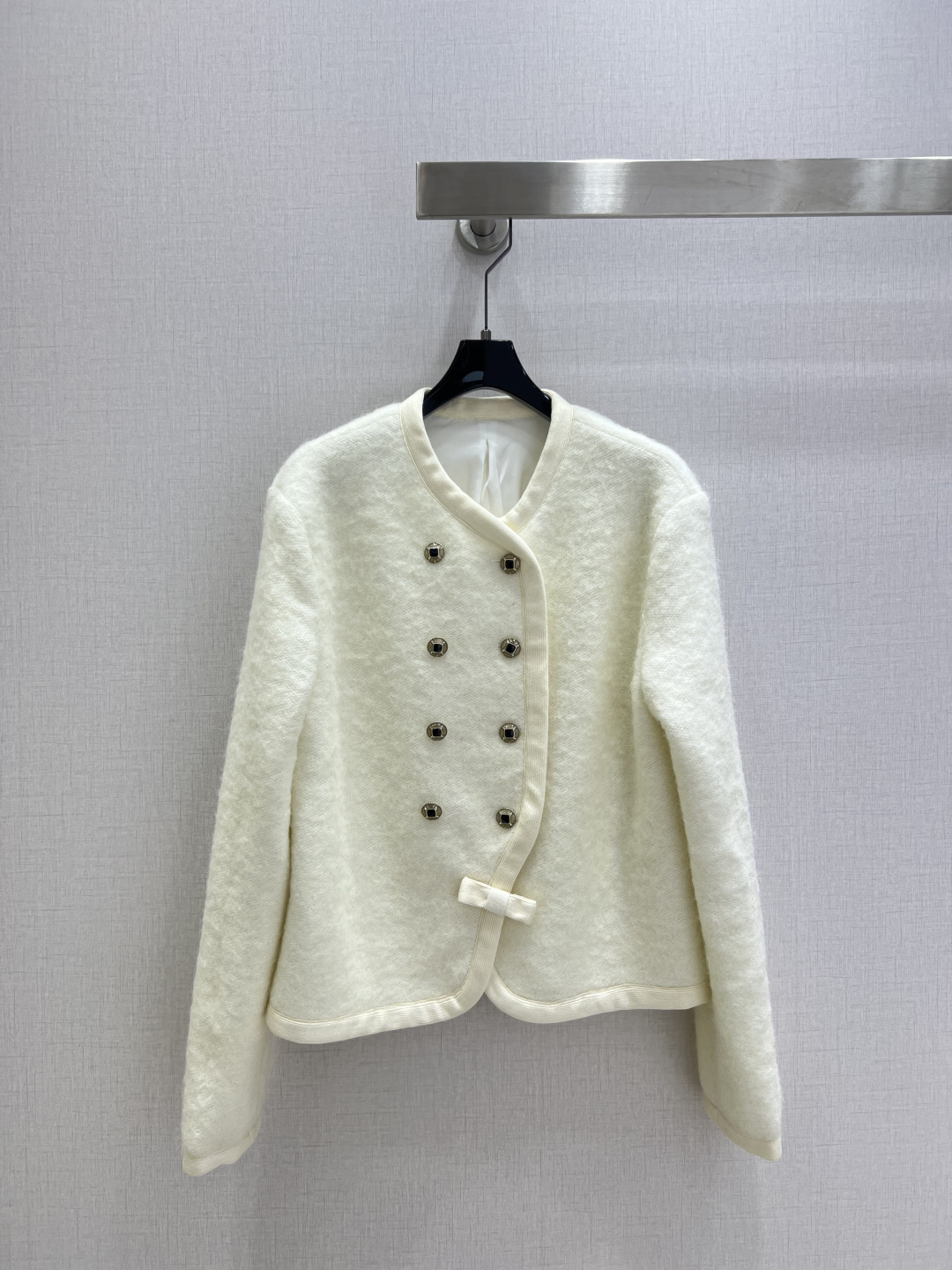 NO:590436,Highly recommended CHA*2025 new autumn and winter round neck woolen dress jacket  25coco Ski Series # Customized YB imported woolen material, with obvious texture and high-end appearance, double-breasted round-neck dress jacket, open-mold black and silver button placket adjustment, bias-cut hem bow decoration, highlighting the brand tone, paired with the same series of double-pocket straight skirt, hemming echoes the upper body jacket, milky white outline package is more refined, with three-dimensional tailoring, stylish wear, complete upper body temperament without losing fashion sense, can be easily controlled for daily commuting. One color  SML code high quality AB,,skirts,jackets & coats,alexander wang19860909强烈推荐 CHA*2025秋冬新款 圆领毛呢洋装外套 25coco滑雪系列#定制YB进口羊毛呢材质,肌理明显,品相高级,双排扣圆领洋装外套,开模黑银配色纽扣开襟调节,斜裁下摆蝴蝶结装点,彰显品牌调性,搭配同系列双口袋直筒半身短裙,包边与上半身外套呼应,乳白色勾勒包裹更显精致,搭配立体裁剪,穿搭有型,成套上身气质不失时尚感,日常通勤都能轻松驾驭.一个色 SML码 高品质AB,,skirts,jackets & coats,alexander wang,Women's clothing