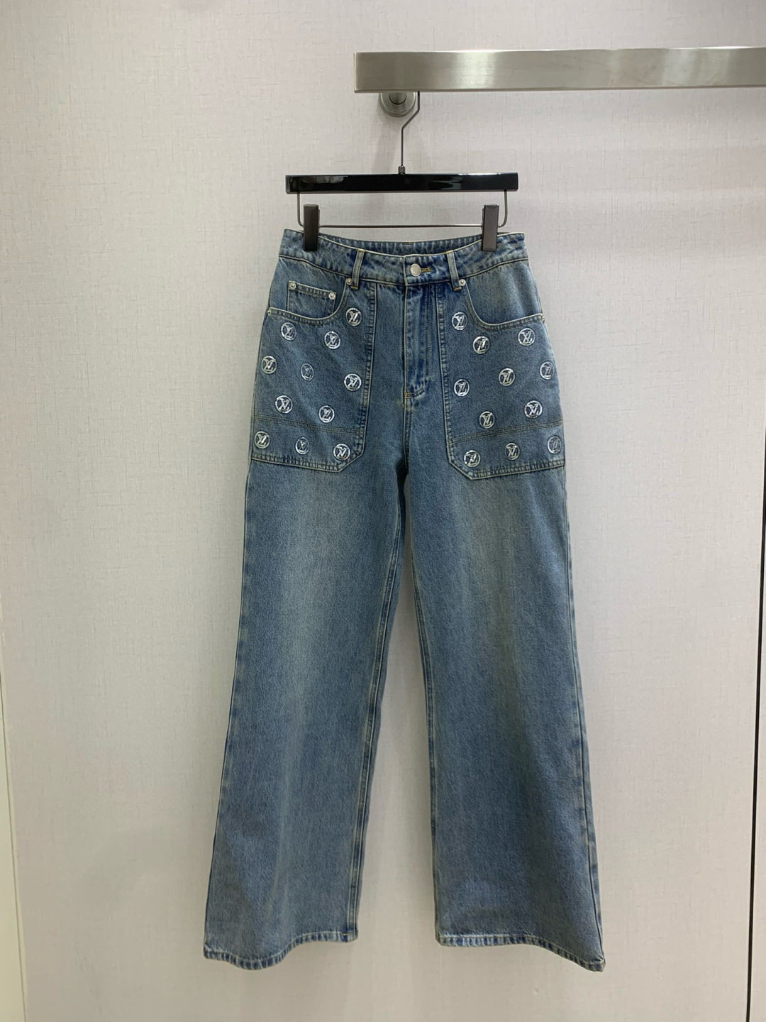 NO:590454,Highly recommended LV* 2025 new autumn and winter rhinestone pocket denim trousers. High-end production ~ super fashionable new denim denim. The fermentation-washed personalized color upper body is cool and sassy. It is made of customized high-quality twill cotton washed denim fabric. The texture is fine and the cotton feels natural. It is muscular yet soft. The fermentation-washed color is a classic color that is not picky. It is super beautiful!  The details and workmanship are super good, new products are in stock, available for grabs, one color SML code, high quality ABC, Louis Vuitton, Alexander Wang19860909强烈推荐 LV*2025秋冬新款 水钻口袋牛仔长裤 高版出品~超时髦新款丹宁牛仔 酵洗个性色调上身又酷又飒爽 采用定制高品质斜纹棉质水洗牛仔面料,纹理细腻,棉感自然,既有筋骨感又不失柔软,酵洗色不挑人的经典色,超级漂亮！细节做工超级好,新品现货开箱开抢 一个色 SML码 高品质ABC,,louis vuitton,alexander wang,Women's clothing