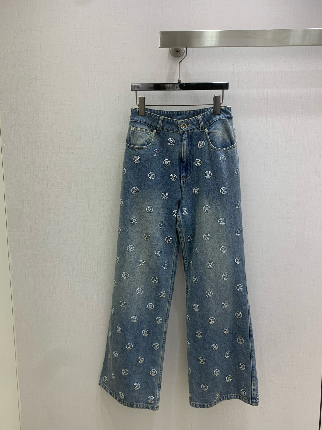 NO:590441,Highly recommended LV* 2025 new autumn and winter rhinestone denim straight trousers. High-end production ~ super fashionable new denim denim. The fermentation-washed personalized color upper body is cool and sassy. It is made of customized high-quality twill cotton washed denim fabric. The texture is fine and the cotton feels natural. It is muscular yet soft. The fermentation-washed color is a classic color that is not picky. It is super beautiful!  The details and workmanship are super good, new products are in stock, available for grabs, one color SML code, high quality ABC, Louis Vuitton, Alexander Wang19860909强烈推荐 LV*2025秋冬新款 水钻牛仔直筒长裤 高版出品~超时髦新款丹宁牛仔 酵洗个性色调上身又酷又飒爽 采用定制高品质斜纹棉质水洗牛仔面料,纹理细腻,棉感自然,既有筋骨感又不失柔软,酵洗色不挑人的经典色,超级漂亮！细节做工超级好,新品现货开箱开抢 一个色 SML码 高品质ABC,,louis vuitton,alexander wang,Women's clothing