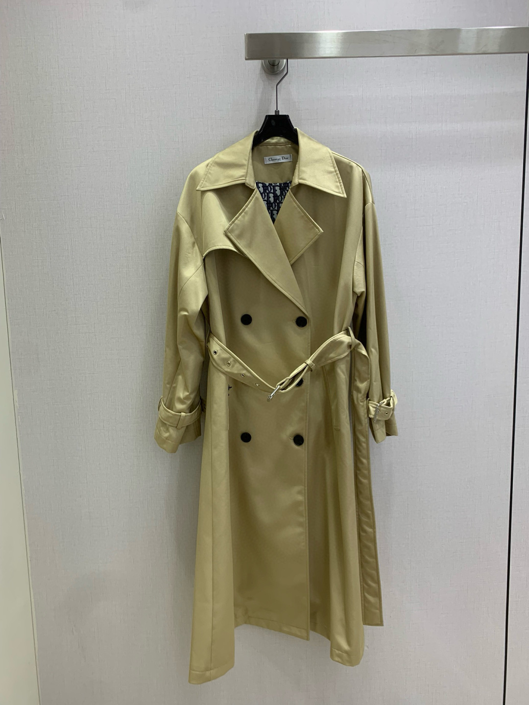 NO:590761,Highly recommended DIO*2025 new autumn and winter double-breasted belted windbreaker jacket, British style, classic design, the upper body is exquisite and capable, and it can be matched with ease!  The customized imported fabrics are crisp and stylish, with a full sense of high-end. Full of texture and fashionable, it is recommended to buy!  The quality of workmanship depends on the details. Two colors. SML code. High quality ABC, dior, jackets & coats, alexander wang19860909强烈推荐 DIO*2025秋冬新款 双排扣腰带风衣外套 英伦风气质 经典款设计 上身精致又干练得体,搭配起来随心应手！定制的进口面料挺括有型 满满的高级感.质感十足,时尚潮流 ,推荐入手！ 做工品质看细节 两个色 SML码 高品质ABC,,dior,jackets & coats,alexander wang,Women's clothing