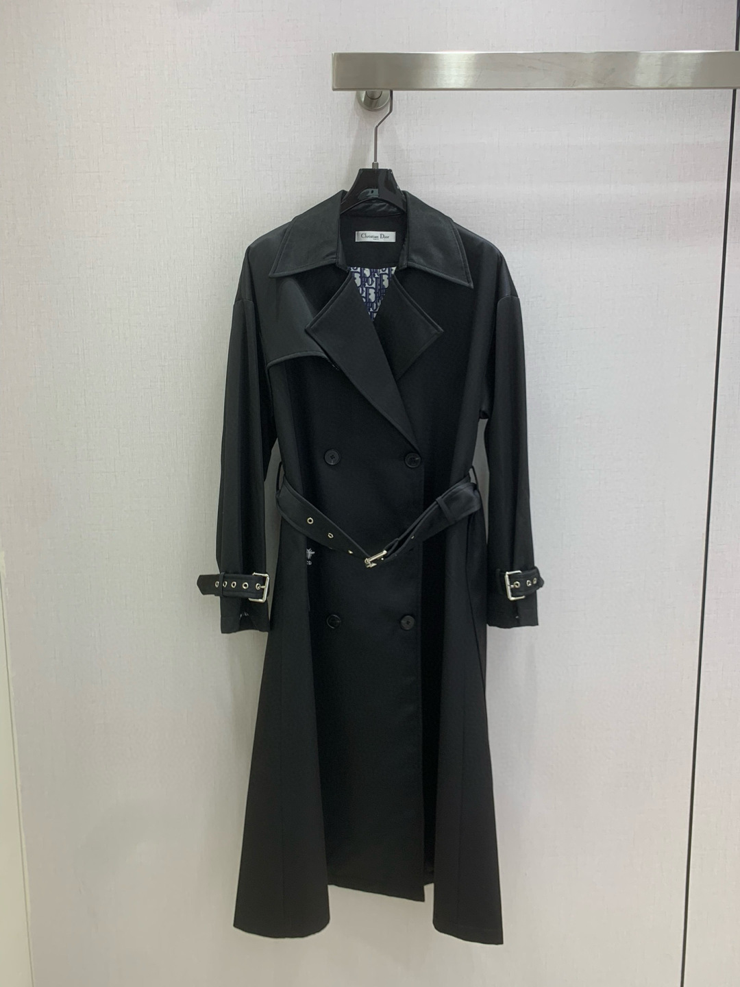 NO:590767,Highly recommended DIO*2025 new autumn and winter double-breasted belted windbreaker jacket, British style, classic design, the upper body is exquisite and capable, and it can be matched with ease!  The customized imported fabrics are crisp and stylish, with a full sense of high-end. Full of texture and fashionable, it is recommended to buy!  The quality of workmanship depends on the details. Two colors. SML code. High quality ABC, dior, jackets & coats, alexander wang19860909强烈推荐 DIO*2025秋冬新款 双排扣腰带风衣外套 英伦风气质 经典款设计 上身精致又干练得体,搭配起来随心应手！定制的进口面料挺括有型 满满的高级感.质感十足,时尚潮流 ,推荐入手！ 做工品质看细节 两个色 SML码 高品质ABC,,dior,jackets & coats,alexander wang,Women's clothing