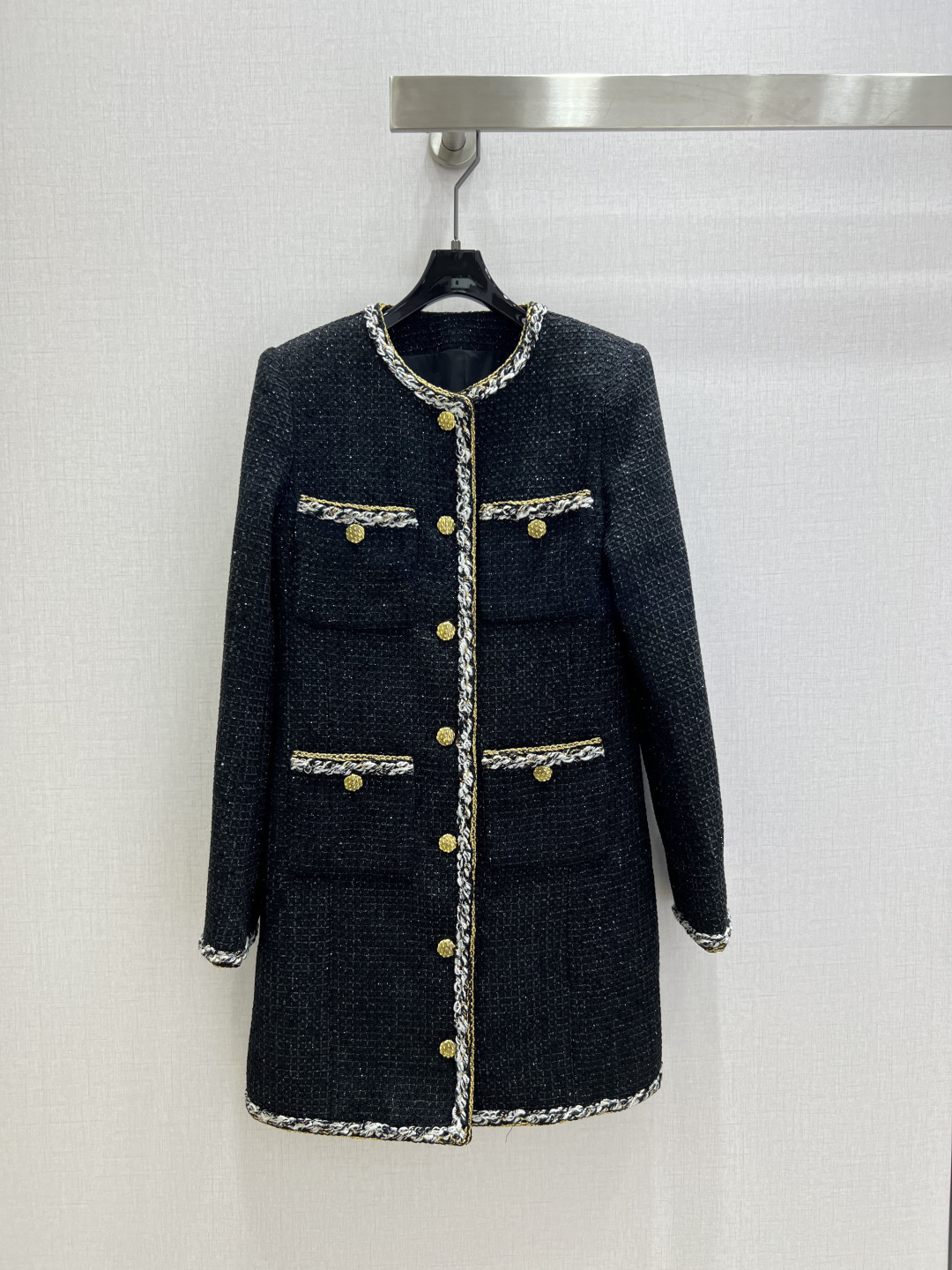 NO:590773,Highly recommended CHA*2025 new autumn and winter round neck woven dress long jacket  Customized YB imported woolen woolen material, with high-end texture and full appearance. The round-neck dress is in a long coat shape. The shoulder pads are designed to fit the human body and make the figure more slender and straight. The large neckline extends to the front hem. The black and white braided gold wire wraps the edges to highlight the details. The cuff pockets echo.  The all-over carbon black background is matched with delicate reflective yarns, and the texture is regularly woven throughout the body. The engraved placket makes the lady's style stand out, showing her nobility and texture, intellectual gentleness, and the mid-length coat is cut. It is an excellent choice for Christmas, New Year's Day, and year-end gatherings. It will kill everyone in an instant and be the focus. One color  SML code high quality ABC,,jackets & coats,alexander wang19860909强烈推荐 CHA*2025秋冬新款 圆领捆边编织洋装长款外套 定制YB进口粗纺羊毛呢材质,质感高级,品相十足,圆领洋装长款外套版型,垫肩设计贴合人体,更显身姿纤细挺拔,大身领口延伸至前襟下摆,以黑白编织金丝缠绕捆边点亮细节,袖口口袋呼应,通体炭黑底色配合细腻的反光纱线,规则交织出纹理满铺于全身,印刻襟扣让名媛格调立显,显贵显质感,知性温柔,中长外套剪裁,圣诞、元旦、年末聚会的绝佳选择,秒杀全场,焦点所在.一个色 SML码 高品质ABC,,jackets & coats,alexander wang,Women's clothing