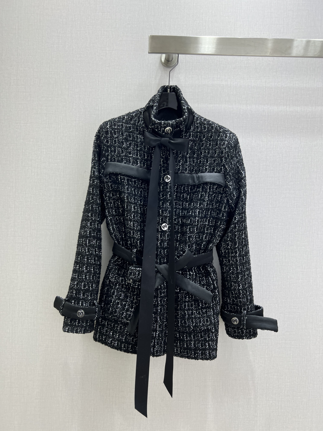 NO:590779,Highly recommended CHA*2025 autumn and winter new style bow ribbon jacket  Customized YB imported woolen woolen material, high-end texture, full appearance, stand-up collar dress silhouette jacket version, three-dimensional tailoring makes the figure slimmer and taller, collar, cuffs and pockets are hemmed, all decorated with silk fabric binding, with bow silk around the front of the collar  The belt is more noble. The all-over black base is woven with silver yarn texture. The round bow buckle highlights the details. The belt outlines the figure. It has a ladylike style. The black and silver color is noble and textured. It is intellectual and gentle. It is the best choice for formal occasions. One color  SML code high quality ABC,,jackets & coats,real silk,alexander wang19860909强烈推荐 CHA*2025秋冬新款 捆边蝴蝶结丝带外套 定制YB进口粗纺羊毛呢材质,质感高级,品相十足,立领洋装廓形外套版型,立体裁剪更显身姿纤细挺拔,领口袖口口袋包边,均以真丝面料捆边装饰,领前环绕蝴蝶结丝带更显贵气,通体黑底再以银丝纱线编织纹理,蝴蝶结圆扣点亮细节,腰带勾勒身材,名媛格调立显,黑银色系,显贵显质感,知性温柔,出席正式场合的不二之选.一个色 SML码 高品质ABC,,jackets & coats,real silk,alexander wang,Women's clothing