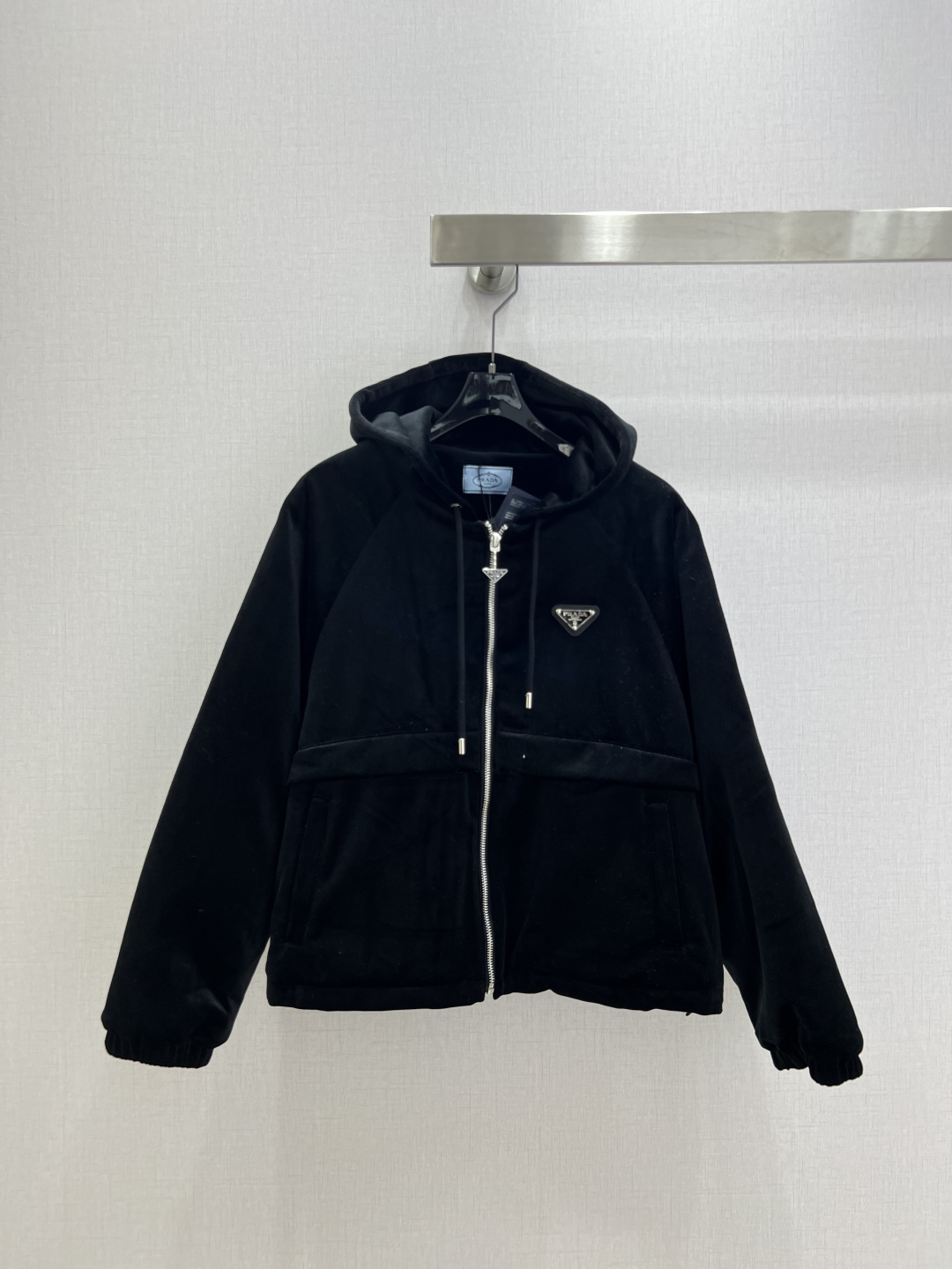 NO:590794,Highly recommended PRA* 2025 new autumn and winter hooded velvet jacket, this sporty style, high-quality velvet short jacket exudes classic charm, triangular logo on the chest, hood design gives the versatile design personality. One color SML code high quality ABC,, prada, jackets & coats, jackets & coats, hats, alexander wang19860909强烈推荐 PRA*2025秋冬新款 连帽丝绒夹克外套,这款运动风,丝绒面料高品质感短夹克散发经典魅力,胸前三角标,风帽设计赋予百搭设计个性风采.一个色 SML码 高品质ABC,,prada,jackets & coats,jackets & coats,hats,alexander wang,Women's clothing