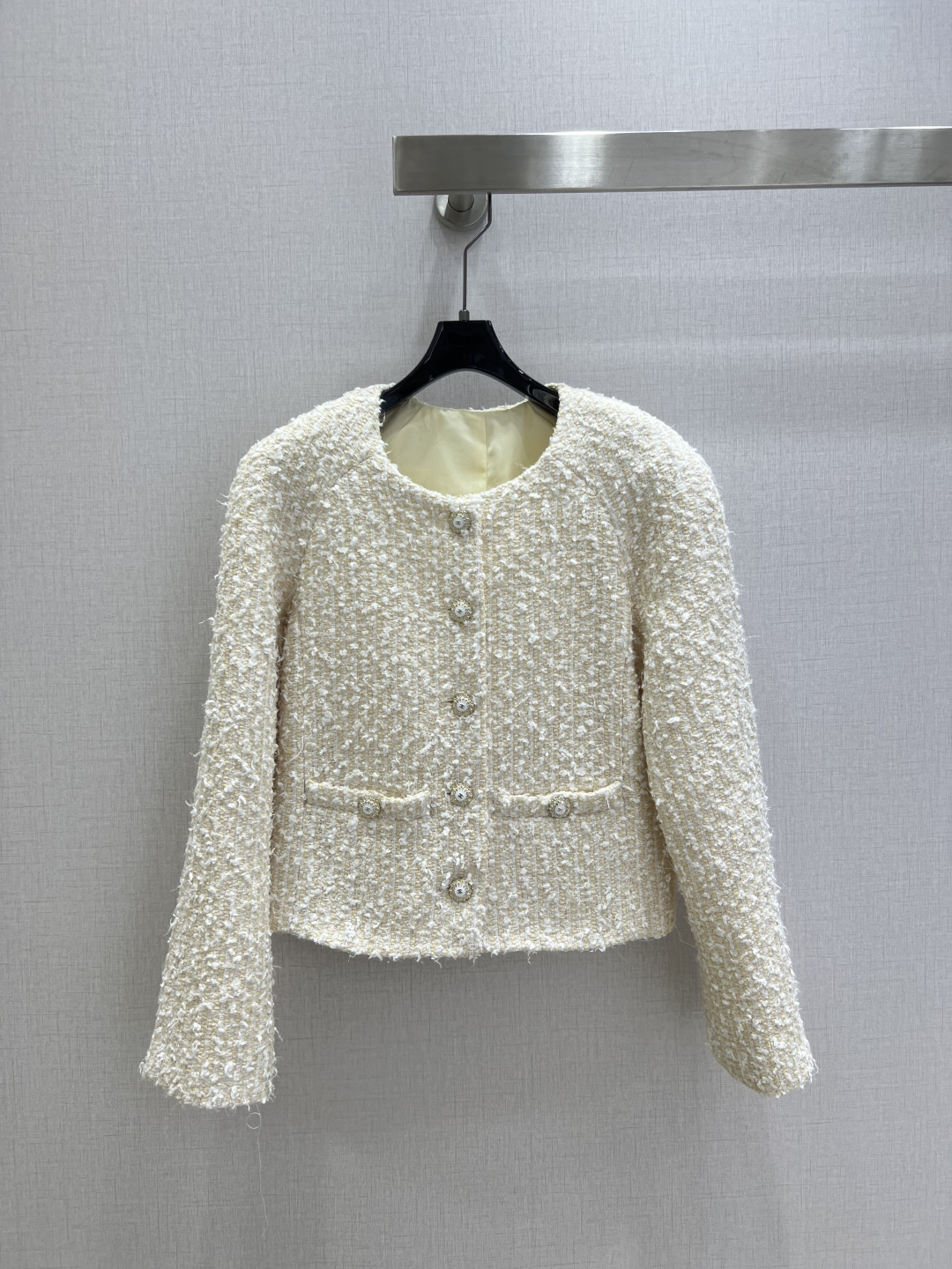 NO:590786,Highly recommended CHA*2025 new autumn and winter woolen round neck dress jacket  Customized YB imported woolen woolen material, with obvious texture, visible wool, and high quality. The coarse plaid woolen fabric creates a model of ladylike style. The shoulder pads modify the head-shoulder ratio, the single row of heavy-duty printed round buttons on the front, and the beige-based woven plaid texture, which is lively and elegant yet elegant. The exquisite symmetrical pocket design is rich in layers and highlights the brand taste. The upper body is full of temperament and is the first choice for fashionable and sophisticated wear. The lining hem comes with the iconic Xiangjia chain. One color  SML code high quality ABC,,chanel,jackets & coats,alexander wang19860909强烈推荐 CHA*2025秋冬新款 粗纺圆领洋装外套 定制YB进口粗纺羊毛呢材质,肌理明显,毛料肉眼可见,质感上乘,粗花格纹毛呢面料打造名媛风典范,垫肩修饰头肩比例,前襟单排重工印刻圆扣,米黄打底的梭织格纹编织纹理,活泼跳跃又不失雅致,精致对称口袋设计丰富层次,突出品牌品味,上身气质十足,时髦精穿搭首选,内衬下摆自带标志性香家链条.一个色 SML码 高品质ABC,,chanel,jackets & coats,alexander wang,Women's clothing