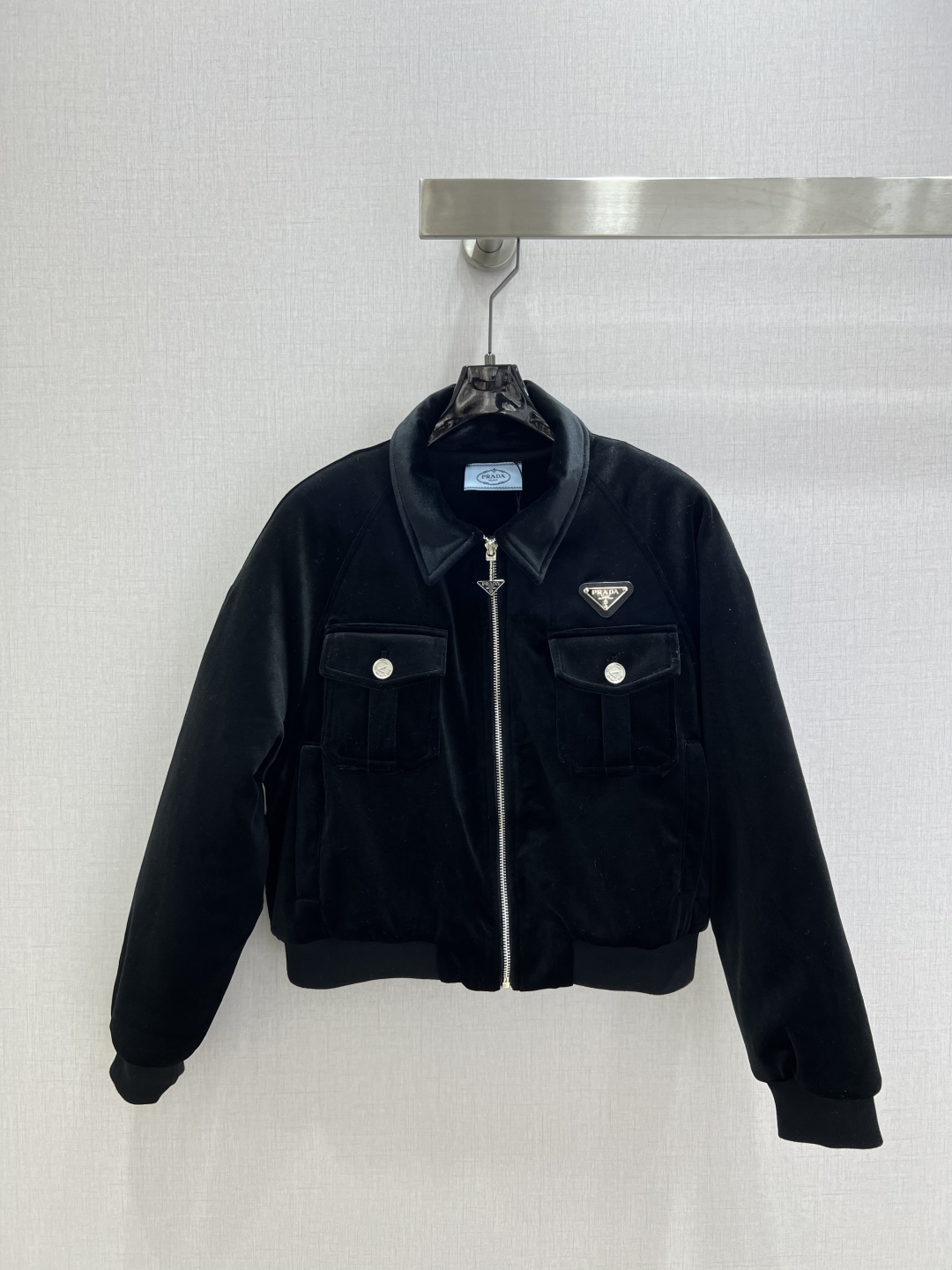 NO:590790,Highly recommended PRA*2025 autumn and winter new style, lapel zipper velvet jacket, lapel zipper closure, chest fit pocket design, high quality velvet fabric, ribbed cuffs, one color SML code, high quality ABC,, prada, jackets & coats, alexander wang19860909强烈推荐 PRA*2025秋冬新款 翻领拉链丝绒外套,翻领拉链开合,胸前贴合口袋设计,丝绒面料高品质,罗纹袖口,一个色 SML码 高品质ABC,,prada,jackets & coats,alexander wang,Women's clothing