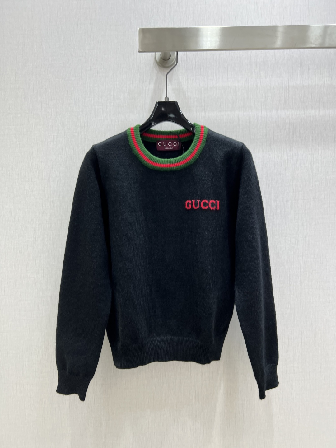 NO:590819,Highly recommended GUC*2025 new autumn and winter classic round neck patchwork long-sleeved sweater, wool, delicate and soft texture. Classic age-reducing item!  The pattern doesn’t make your upper body look slimmer!  A perfect item that Bai Fumei must buy. The texture is superb and the workmanship is perfect!  Grab the spot now and get the big orders!  Two colors SML code high quality ABC,,gucci,sweaters,alexander wang19860909强烈推荐 GUC*2025秋冬新款 经典圆领拼条长袖毛衣 羊毛 质感细腻软糯.经典减龄单品！版型不挑人上身巨显瘦！白富美必收的完美单品.质感超赞完美做工品质！现货开抢 大单子甩过来！两个色 SML码 高品质ABC,,gucci,sweaters,alexander wang,Women's clothing