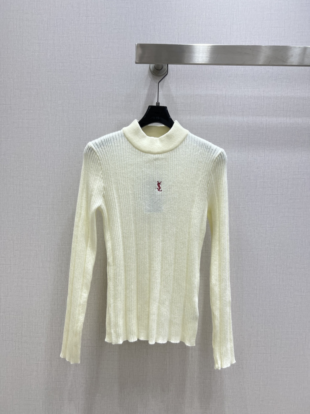 NO:590802,Highly recommended YSL*2025 new autumn and winter round neck embroidered sweater wool. The texture is delicate and soft. A classic age-reducing item!  The pattern doesn’t make your upper body look slimmer!  A perfect item that Bai Fumei must buy. The texture is superb and the workmanship is perfect!  Grab the spot now and get the big orders!  Two colors SML code high quality AB, saint laurent, sweaters, alexander wang19860909强烈推荐 YSL*2025秋冬新款 圆领刺绣毛衣 羊毛 质感细腻软糯.经典减龄单品！版型不挑人上身巨显瘦！白富美必收的完美单品.质感超赞完美做工品质！现货开抢 大单子甩过来！两个色 SML码 高品质AB,,saint laurent,sweaters,alexander wang,Women's clothing