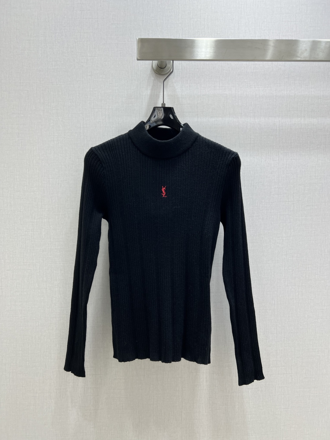 NO:590825,Highly recommended YSL*2025 new autumn and winter round neck embroidered sweater wool. The texture is delicate and soft. A classic age-reducing item!  The pattern doesn’t make your upper body look slimmer!  A perfect item that Bai Fumei must buy. The texture is superb and the workmanship is perfect!  Grab the spot now and get the big orders!  Two colors SML code high quality ABC, saint laurent, sweaters, alexander wang19860909强烈推荐 YSL*2025秋冬新款 圆领刺绣毛衣 羊毛 质感细腻软糯.经典减龄单品！版型不挑人上身巨显瘦！白富美必收的完美单品.质感超赞完美做工品质！现货开抢 大单子甩过来！两个色 SML码 高品质ABC,,saint laurent,sweaters,alexander wang,Women's clothing