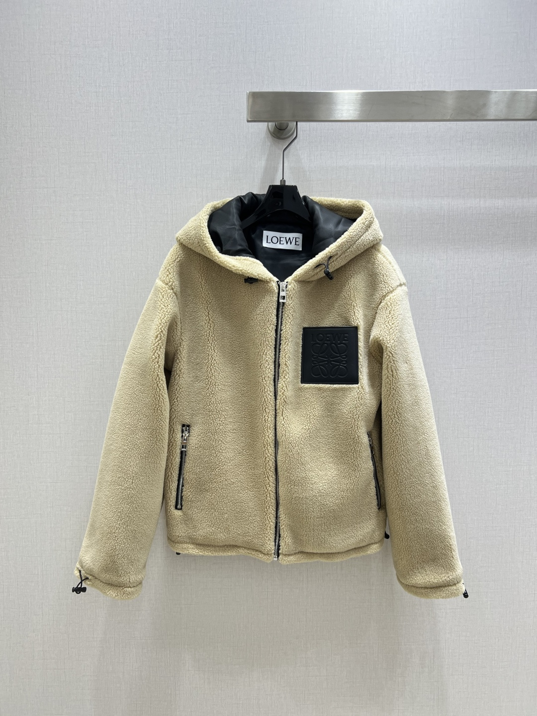 NO:590808,Highly recommended LOE*2025 new autumn and winter artificial lamb fur coat, fashionable, low-key, luxurious and high-end!  The styles are versatile and not picky, customized technical fabrics, workmanship quality depends on the details. Bai Fumei is a must-have!  One color SML code high quality ABC,,loewe,jackets & coats,alexander wang19860909强烈推荐 LOE*2025秋冬新款 人造羊羔毛皮牌外套 时髦低调气质又奢华高级！版型百搭不挑人,定制科技面料 做工品质看细节.白富美必入！一个色 SML码 高品质ABC,,loewe,jackets & coats,alexander wang,Women's clothing