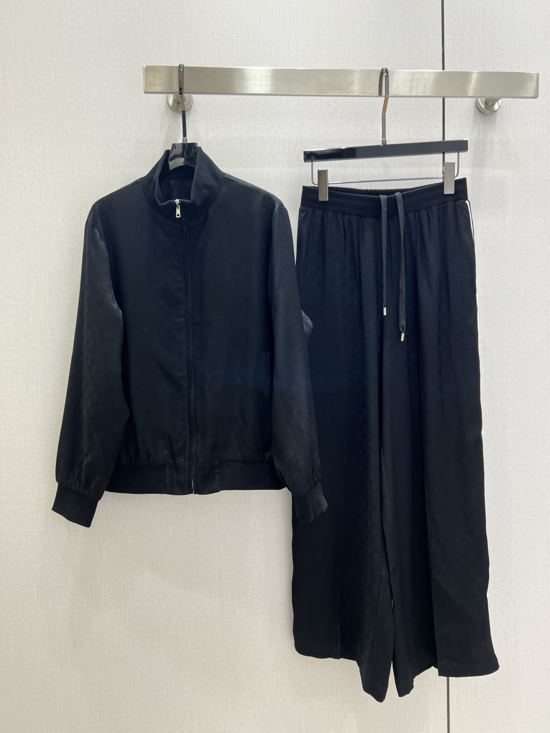 NO:590818,Highly recommend GUC*2025 new autumn and winter jacquard zipper suit, another fashionista’s favorite!  Rayon jacquard, all-over textures, high-end fashion craftsmanship, perfect fit, combination of comfort and functionality, highly recommended. Two colors, SMLXL code, high quality ABC,,gucci,alexander wang19860909强烈推荐 GUC*2025秋冬新款 提花拉链套装 又一款时尚达人的心头好！人丝提花 满身纹路 高级时装工艺 版型绝绝子 舒适与功能相结合,强推入手.两个色 SMLXL码 高品质ABC,,gucci,alexander wang,Women's clothing