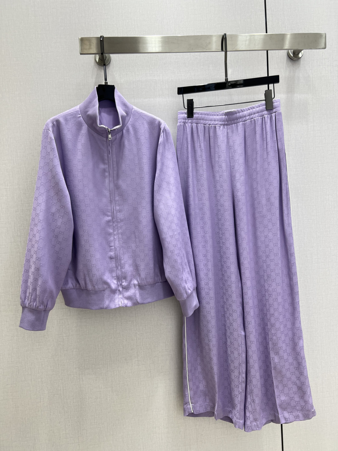 NO:590824,Highly recommend GUC*2025 new autumn and winter jacquard zipper suit, another fashionista’s favorite!  Rayon jacquard, all-over textures, high-end fashion craftsmanship, perfect fit, combination of comfort and functionality, highly recommended. Two colors, SMLXL code, high quality ABC,,gucci,alexander wang19860909强烈推荐 GUC*2025秋冬新款 提花拉链套装 又一款时尚达人的心头好！人丝提花 满身纹路 高级时装工艺 版型绝绝子 舒适与功能相结合,强推入手.两个色 SMLXL码 高品质ABC,,gucci,alexander wang,Women's clothing