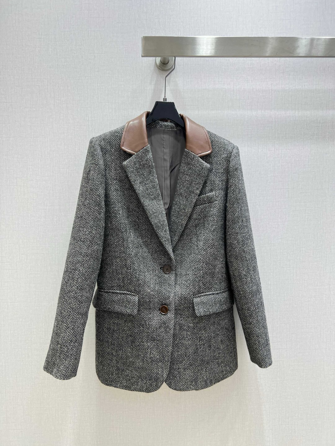 NO:591279,Highly recommended PRA*2025 new autumn and winter style leather double pocket suit jacket. Very high-end imported texture. Pay close attention to the details. The upper body is very sassy, ​​clean and classy. It enhances the temperament~~ It is completely in accordance with the standard of high-end ready-to-wear. It is impossible not to love it. A must-have item for temperament MM. One color SML code. High-quality ABC, prada, jackets & coats, business suit, alexander wang19860909强烈推荐 PRA*2025秋冬新款 拼皮双口袋西装外套 非常高级的进口质地 仔细看细节 上身非常飒 干净有品 提气质~~完全按照高定成衣水准 无法不爱 气质MM必入单品 一个色 SML码 高品质ABC,,prada,jackets & coats,business suit,alexander wang,Women's clothing