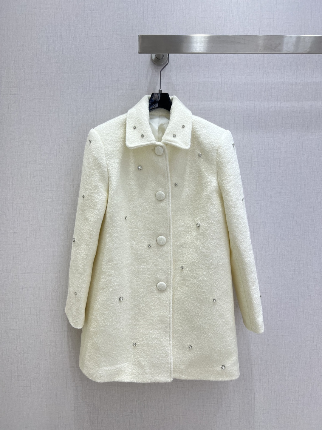 NO:591292,Highly recommended Dio*2025 new autumn and winter long coat with rhinestoned lapels. High-end custom fabric. Super rich and luxurious. A coat in this color is the real luxury!  The entire tailoring design is full of details. It is not a particularly loose version, but a moderate H version. Not only will the upper body not make you feel bloated, but it will not look too straight. The more free and easy you are, the more relaxed you can show your sense of luxury. It is straightforward and does not lack the aura that the brand should have. Two colors, SMLXL code, high quality ABC, dior, jackets & coats, alexander wang19860909强烈推荐 Dio*2025秋冬新款 翻领钉钻长款外套 高级定制面料 超浓郁透着高奢贵气 这种颜色的大衣 才是真正的贵气奢华！ 整个剪裁的设计都抓得满满当当的 不是那种特别宽松的版型 而是适当程度H版型 上身不仅不会让你有丝毫臃肿的感觉 而且看起来不会那种很端着 越洒脱越自由才能越轻松的展奢感 率性之余不缺乏品牌该有的气场 两个色 SMLXL码 高品质ABC,,dior,jackets & coats,alexander wang,Women's clothing