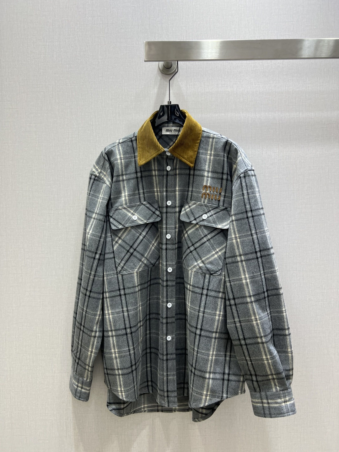 NO:591807,Highly recommended MIU* new autumn and winter plaid double pocket lapel shirt, British retro flannel plaid set, Miao style, retro and stylish, using plaid fabric developed by custom weaving, checkered craftsmanship, silhouette shirt + ultra short mini skirt (separate batch), a super classic set. Recommend a set to match. It also looks good when worn separately. A proper fashionable girl, showing long legs and temperament. The atmosphere is also online. One color SML code  High quality ABC,,miumiu,skirts,shirts,alexander wang19860909强烈推荐 MIU*秋冬新款 格纹双口袋翻领衬衫 英伦复古法兰绒格纹一套搭配 缪系穿搭 复古有型 采用定织开发的格纹面料 对格工艺做法 廓形衬衫+超短mini半裙（分开批） 超级经典的一套 推荐一套搭配 分开穿也很好看 妥妥的时髦妹子 显腿长显气质 氛围感也在线 一个色 SML码 高品质ABC,,miumiu,skirts,shirts,alexander wang,Women's clothing