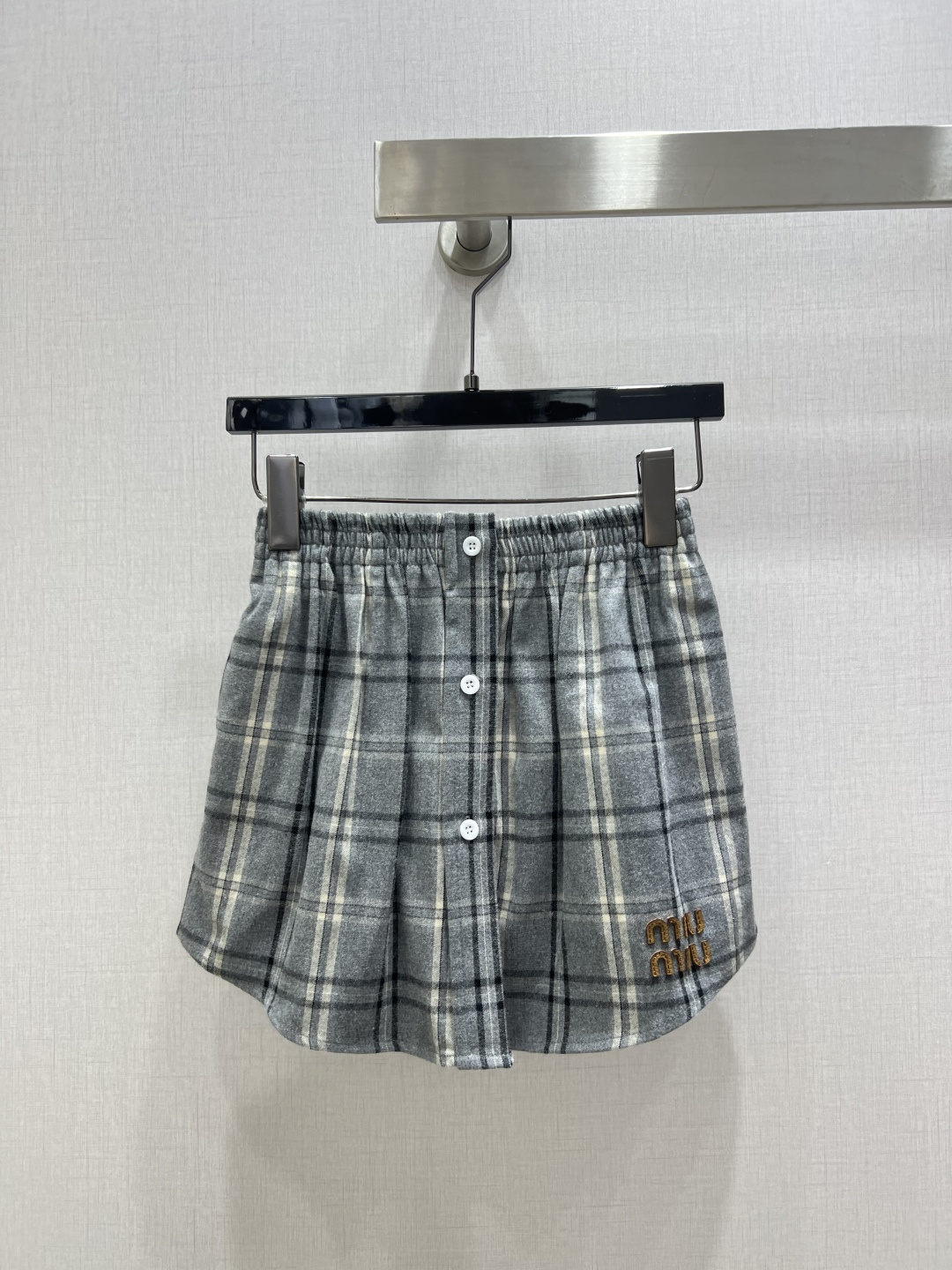 NO:591803,Highly recommended MIU* new autumn and winter plaid button skirt, British retro flannel plaid set, Miu style outfit, retro and stylish, using plaid fabric developed by custom weaving, checkered craftsmanship, silhouette shirt + ultra short mini skirt (separate batch), a super classic set. Recommend a set to match. It also looks good when worn separately. A proper fashionable girl, showing long legs and temperament. The atmosphere is also online. One color SML code  High quality ABC,,miumiu,skirts,shirts,alexander wang19860909强烈推荐 MIU*秋冬新款 格纹纽扣半裙 英伦复古法兰绒格纹一套搭配 缪系穿搭 复古有型 采用定织开发的格纹面料 对格工艺做法 廓形衬衫+超短mini半裙（分开批） 超级经典的一套 推荐一套搭配 分开穿也很好看 妥妥的时髦妹子 显腿长显气质 氛围感也在线 一个色 SML码 高品质ABC,,miumiu,skirts,shirts,alexander wang,Women's clothing