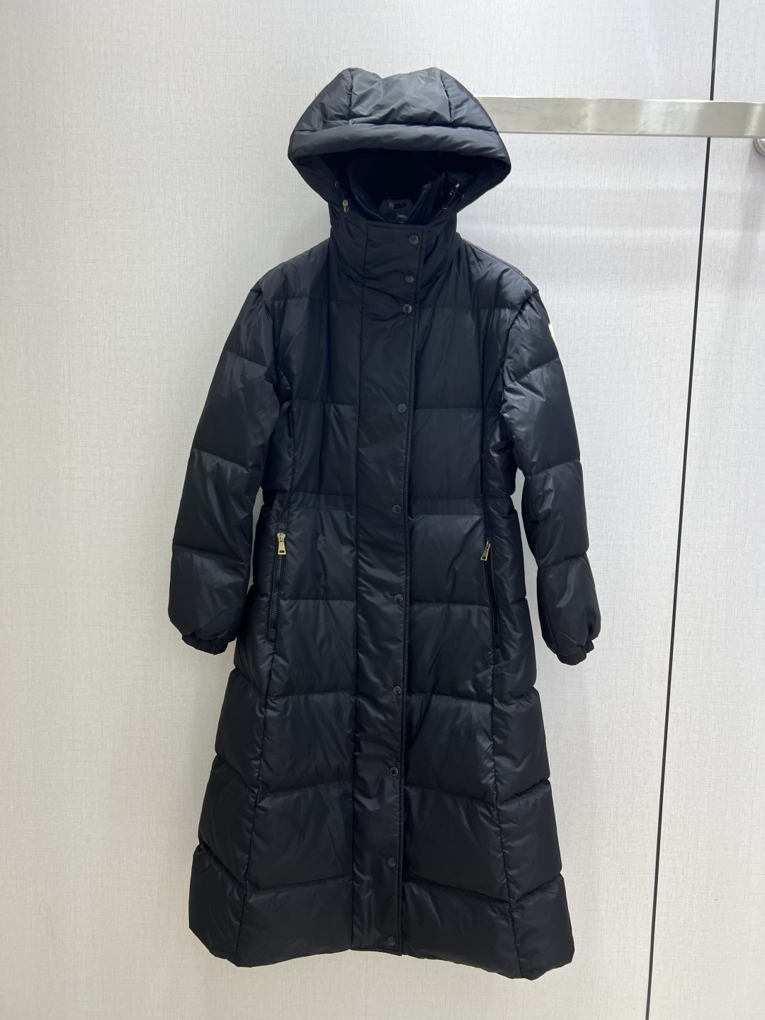 NO:591283,Comes with dust bag, highly recommended MON*2025 new autumn and winter hooded waist long down jacket  Customized YB windproof and waterproof nylon material, white goose down filling lining, the whole piece is light and warm, hooded long jacket, warm and not bulky, more wearable, whole body rectangular embossed, neckline extends to the front, knitted stitching, can be used as a stand-up collar  The short top with a scarf provides more coverage and warmth. It is paired with an elastic waistband to outline the curves and divide the proportions. It is the first choice for layering in autumn and winter, with a high-end style. Even the long version can highlight the figure. The sleeve and arm badges highlight the style. It is a must-have item to keep out the cold in autumn and winter.  Down filling standard: national standard 90 down. Down filling: white goose down, two colors, size 1234, high quality ABC, jackets & coats, down jacket, hats, alexander wang19860909配防尘袋强烈推荐 MON*2025秋冬新款 连帽收腰长款羽绒外套 定制YB防风防水尼龙材质,白鹅绒填充内里,整件轻盈保暖,连帽长款外套,暖和不显臃肿,穿搭性更强,通体长方形压纹,领口延伸至前襟,针织拼接,可作立领围脖短款上衣遮挡更保暖,搭配腰身弹力松紧带,勾勒曲线划分比例,秋冬叠穿首选,高级洋气.即使是长款也能凸显身材.袖臂徽章彰显格调,秋冬必备御寒单品. 充绒标准:国标90绒 充绒物:白鹅绒 两个色 1234码 高品质ABC,,jackets & coats,down jacket,hats,alexander wang,Women's clothing