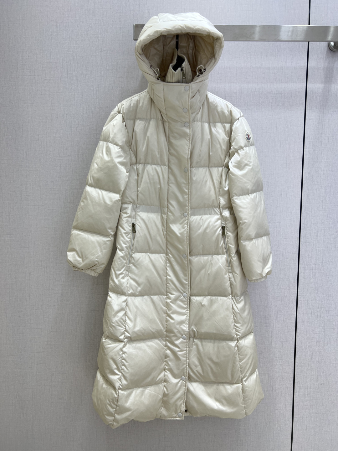 NO:591268,Comes with dust bag, highly recommended MON*2025 new autumn and winter hooded waist long down jacket  Customized YB windproof and waterproof nylon material, white goose down filling lining, the whole piece is light and warm, hooded long jacket, warm and not bulky, more wearable, whole body rectangular embossed, neckline extends to the front, knitted stitching, can be used as a stand-up collar  The short top with a scarf provides more coverage and warmth. It is paired with an elastic waistband to outline the curves and divide the proportions. It is the first choice for layering in autumn and winter, with a high-end style. Even the long version can highlight the figure. The sleeve and arm badges highlight the style. It is a must-have item to keep out the cold in autumn and winter.  Down filling standard: national standard 90 down. Down filling: white goose down, two colors, size 1234, high quality ABC, jackets & coats, down jacket, hats, alexander wang19860909配防尘袋强烈推荐 MON*2025秋冬新款 连帽收腰长款羽绒外套 定制YB防风防水尼龙材质,白鹅绒填充内里,整件轻盈保暖,连帽长款外套,暖和不显臃肿,穿搭性更强,通体长方形压纹,领口延伸至前襟,针织拼接,可作立领围脖短款上衣遮挡更保暖,搭配腰身弹力松紧带,勾勒曲线划分比例,秋冬叠穿首选,高级洋气.即使是长款也能凸显身材.袖臂徽章彰显格调,秋冬必备御寒单品. 充绒标准:国标90绒 充绒物:白鹅绒 两个色 1234码 高品质ABC,,jackets & coats,down jacket,hats,alexander wang,Women's clothing