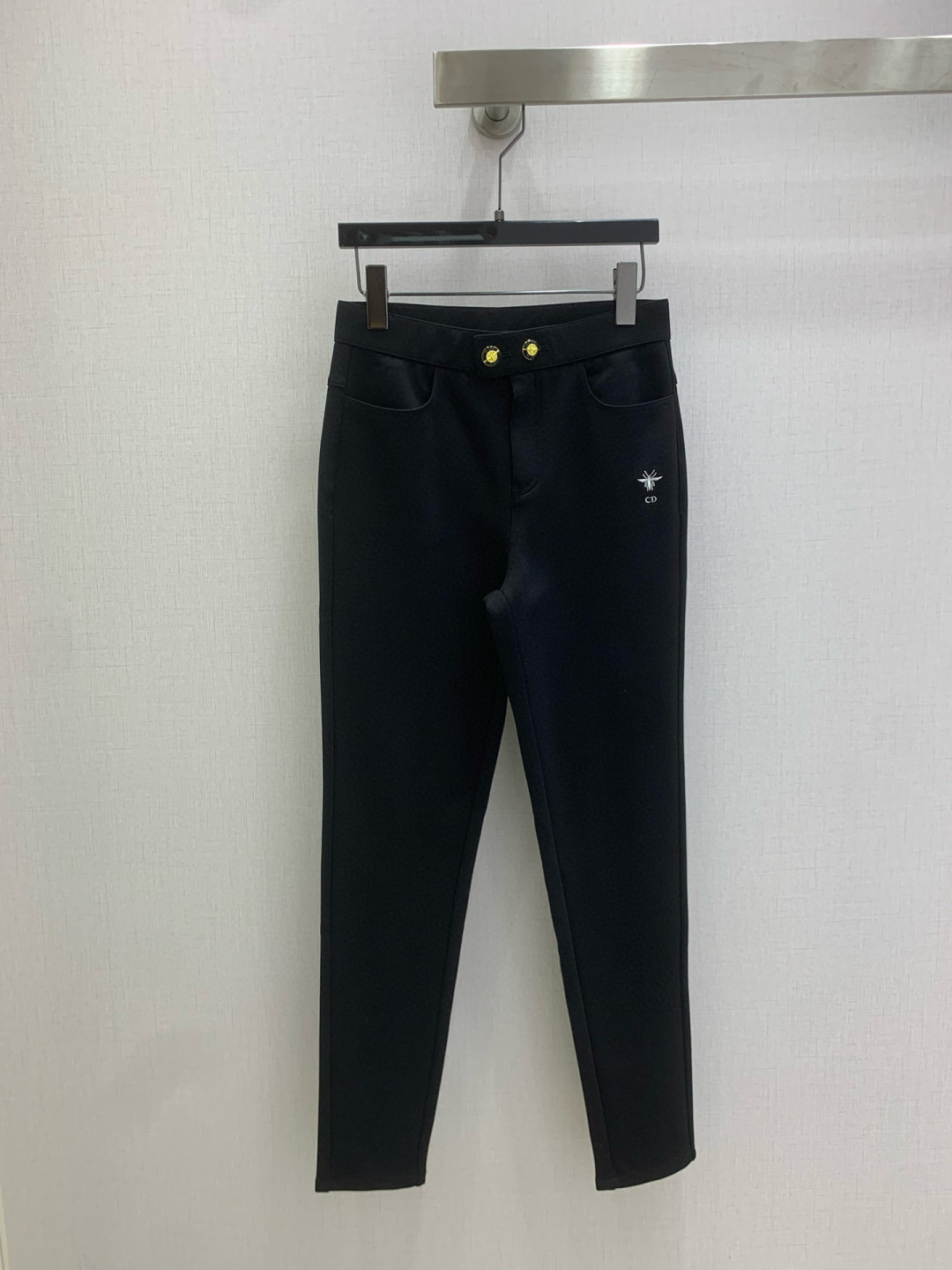 NO:592170,Highly recommended DIO*2025 autumn and winter new style Thickened bee embroidered trousers Gold bee buckle decoration on the waist Highly customized imported high-density fabric Basic version Versatile artifact One color SML code High quality ABC1, dior, alexander wang19860909强烈推荐 DIO*2025秋冬新款 加厚蜜蜂刺绣长裤 腰头蜜蜂金扣装饰 高定制进口高密度面料 基础版型 百搭神器 一个色 SML码 高品质ABC1,,dior,alexander wang,Women's clothing