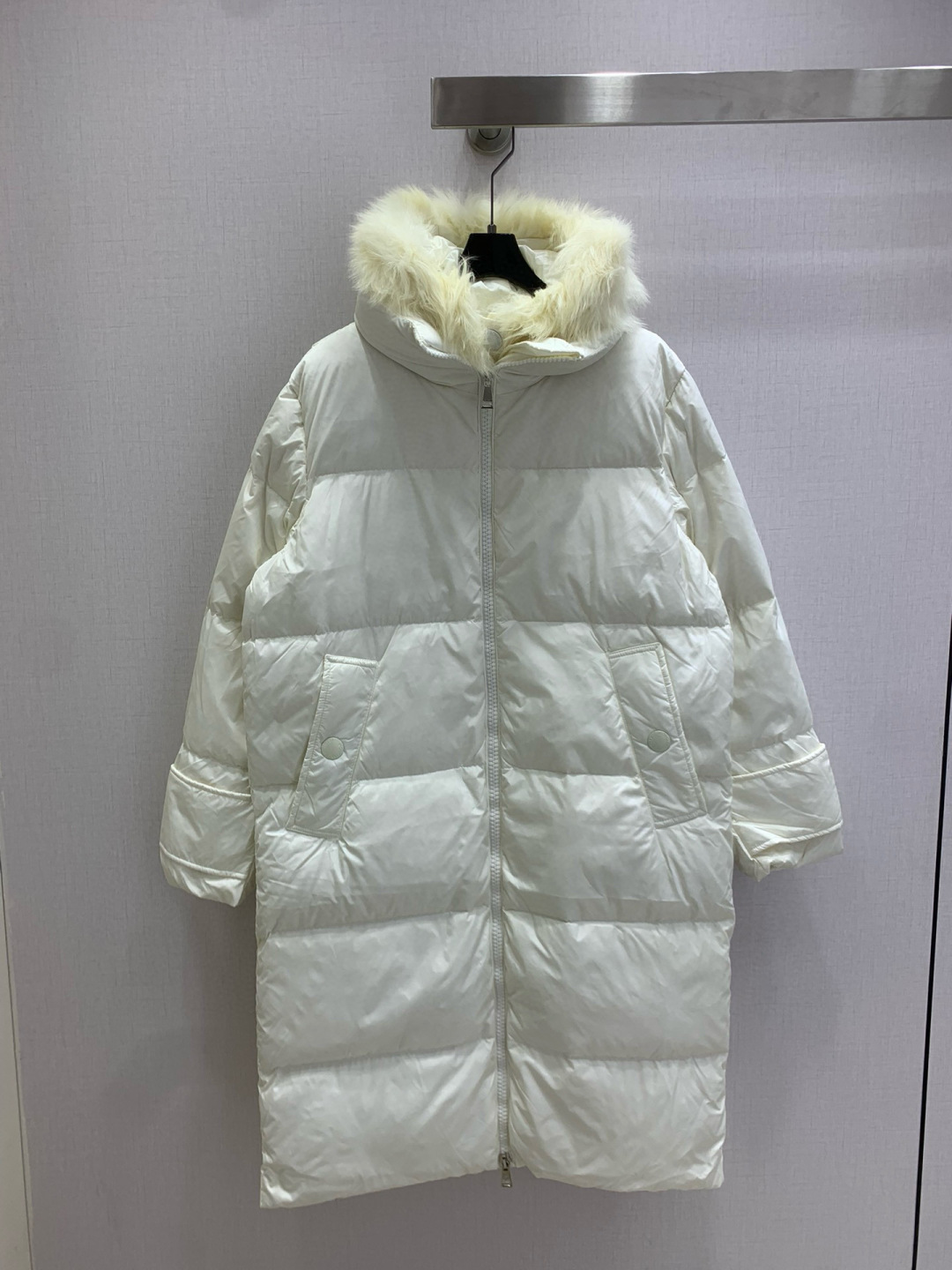 NO:591804,Comes with dust bag, highly recommended MON* new autumn and winter fox fur collar fake two-piece long down jacket  Customized YB imported windproof and waterproof nylon, detachable fox fur collar decoration, warm and stylish, white goose down filling interior, the whole piece is light and warm, detachable hooded long jacket, warm without looking bulky, more wearable, rectangular shape throughout  pattern, the hat collar is surrounded by long-haired fox fur, with various and fashionable styles. The upper body is made of two fake plackets, and the chest is open to prevent ventilation. It is the first choice for layering in autumn and winter. The badge and logo cloth stickers on the outside of the arms have a high-end western style. Filling standard: National standard 90 velvet  Filling material: white goose down, two colors, size 1234, high quality ABC, jackets & coats, down jacket, hats, alexander wang19860909配防尘袋强烈推荐 MON*秋冬新款 狐狸毛领假两件长款羽绒外套 定制YB进口防风防水尼龙,可拆卸狐狸毛领装饰,保暖洋气,白鹅绒填充内里,整件轻盈保暖,可拆卸连帽长款外套,暖和不显臃肿,穿搭性更强,通体长方形压纹,帽领一圈环绕长毛狐狸毛,造型多样时尚,上半身开襟做假两件,敞开胸口不透风,秋冬叠穿首选,手臂外侧徽章徽标布帖,高级洋气.充绒标准:国标90绒 充绒物:白鹅绒 两个色 1234码 高品质ABC,,jackets & coats,down jacket,hats,alexander wang,Women's clothing