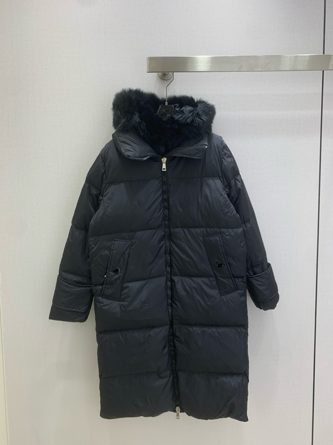 NO:591808,Comes with dust bag, highly recommended MON* new autumn and winter fox fur collar fake two-piece long down jacket  Customized YB imported windproof and waterproof nylon, detachable fox fur collar decoration, warm and stylish, white goose down filling interior, the whole piece is light and warm, detachable hooded long jacket, warm without looking bulky, more wearable, rectangular shape throughout  pattern, the hat collar is surrounded by long-haired fox fur, with various and fashionable styles. The upper body is made of two fake plackets, and the chest is open to prevent ventilation. It is the first choice for layering in autumn and winter. The badge and logo cloth stickers on the outside of the arms have a high-end western style. Filling standard: National standard 90 velvet  Filling material: white goose down, two colors, size 1234, high quality ABC, jackets & coats, down jacket, hats, alexander wang19860909配防尘袋强烈推荐 MON*秋冬新款 狐狸毛领假两件长款羽绒外套 定制YB进口防风防水尼龙,可拆卸狐狸毛领装饰,保暖洋气,白鹅绒填充内里,整件轻盈保暖,可拆卸连帽长款外套,暖和不显臃肿,穿搭性更强,通体长方形压纹,帽领一圈环绕长毛狐狸毛,造型多样时尚,上半身开襟做假两件,敞开胸口不透风,秋冬叠穿首选,手臂外侧徽章徽标布帖,高级洋气.充绒标准:国标90绒 充绒物:白鹅绒 两个色 1234码 高品质ABC,,jackets & coats,down jacket,hats,alexander wang,Women's clothing