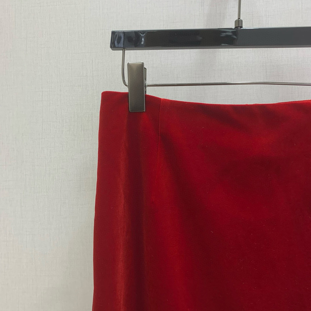 NO:591812,Highly recommended DIO* new autumn and winter velvet suit long skirt. Customized YB imported velvet material, glossy texture, smooth and comfortable, lapel suit style, all-over dark red velvet soft and waxy reflective, elegant temperament, single-button fixed front placket, with irregular half-moon arc cut at the hem, full of artistic accent. The back waist slit is three-dimensional and inclusive, paired with the same series of high-waisted straight micro-A mid-length skirt, complete the set  Full of temperament, I just need a red suit at the end of the year. One color, SMLXL code, high quality ABC, dior, skirts, business suit, alexander wang19860909强烈推荐 DIO*秋冬新款 丝绒西装长半裙 定制YB进口丝绒材质,质感光泽,垂顺舒适,翻领西装版型,通体暗红丝绒软糯反光,气质优雅,前襟单扣固定,配合下摆半月弧形不规则剪裁,尽显艺术腔调.后腰开衩立体包容,搭配同系列高腰直筒微A中长款半裙,成套驾驭 气质十足,年末刚需红色套装.一个色 SMLXL码 高品质ABC,,dior,skirts,business suit,alexander wang,Women's clothing