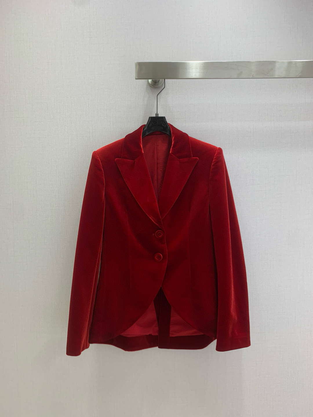 NO:591816,Highly recommended DIO* autumn and winter new style irregular hem velvet suit jacket. Customized YB imported velvet material, glossy texture, smooth and comfortable, lapel suit style, all-over dark red velvet soft and waxy reflective, elegant temperament, single button fixed front placket, with irregular half-moon arc cut at the hem, full of artistic accent. The three-dimensional slit at the back is inclusive, suitable for more layering solutions including skirts, elegant temperament. Two colors SMLXL code  High quality ABC,,dior,skirts,jackets & coats,business suit,alexander wang19860909强烈推荐 DIO*秋冬新款 不规则下摆丝绒西装外套 定制YB进口丝绒材质,质感光泽,垂顺舒适,翻领西装版型,通体暗红丝绒软糯反光,气质优雅,前襟单扣固定,配合下摆半月弧形不规则剪裁,尽显艺术腔调.后腰开衩立体包容,适配包含裙装在内的更多叠穿方案,气质优雅.两个色 SMLXL码 高品质ABC,,dior,skirts,jackets & coats,business suit,alexander wang,Women's clothing