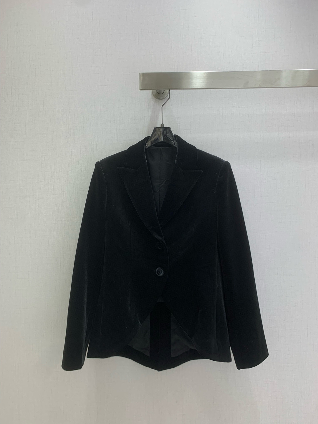 NO:591820,Highly recommended DIO* new autumn and winter style irregular hem velvet suit jacket. Customized YB imported velvet material, glossy texture, smooth and comfortable, lapel suit style, all-over black velvet soft and waxy reflective, elegant temperament, single button fixed front placket, with irregular half-moon arc cut at the hem, full of artistic accent. Three-dimensional slits at the back are inclusive, suitable for more layering solutions including skirts, elegant temperament. Two colors SMLXL code  High quality ABC,,dior,skirts,jackets & coats,business suit,alexander wang19860909强烈推荐 DIO*秋冬新款 不规则下摆丝绒西装外套 定制YB进口丝绒材质,质感光泽,垂顺舒适,翻领西装版型,通体黑丝绒软糯反光,气质优雅,前襟单扣固定,配合下摆半月弧形不规则剪裁,尽显艺术腔调.后腰开衩立体包容,适配包含裙装在内的更多叠穿方案,气质优雅.两个色 SMLXL码 高品质ABC,,dior,skirts,jackets & coats,business suit,alexander wang,Women's clothing