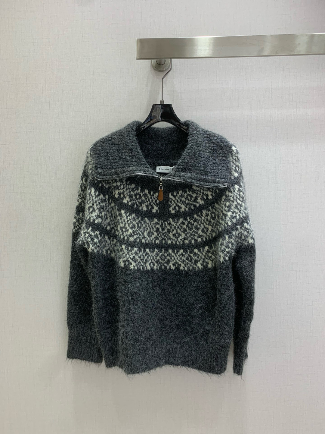 NO:591772,Highly recommended DIO* new autumn and winter lapel half-cardigan long-sleeved sweater  Customized YB wool yarn weaving, comfortable and warm, with high quality. Large lapel knitted sweater style, pitted neckline, zipper half-open adjustable structure makes it more lazy. The hem and cuffs of the ready-made garment are narrowed with knitted thread hemming, and the overall shape is high  Classy and stylish, the large body is lined with contrasting Fair Isle style crochet textures from the collar to the chest, and the patterned knitting shows the exquisite craftsmanship. It is paired with the details of the Bee CD brand logo on the waist, adding a sense of style to the regular and versatile style, and making the outfit full of western style. Two colors  SML code high quality ABC, dior, sweaters, alexander wang19860909强烈推荐 DIO*秋冬新款 翻领半开襟长袖毛衣 定制YB羊毛纱线织造,舒适保暖,质感上乘,大翻领针织毛衣版型,领口坑条处理,拉链半开襟可调节式构造更显慵懒,成衣下摆袖口以针织螺纹包边收窄,整体造型高级有型,大身自领边向胸前排列撞色费尔岛风格钩针纹理,花样针织更显手工精巧,配上腰侧蜜蜂CD品牌徽标细节,为常规百搭款式增添造型感,穿搭洋气十足.两个色 SML码 高品质ABC,,dior,sweaters,alexander wang,Women's clothing