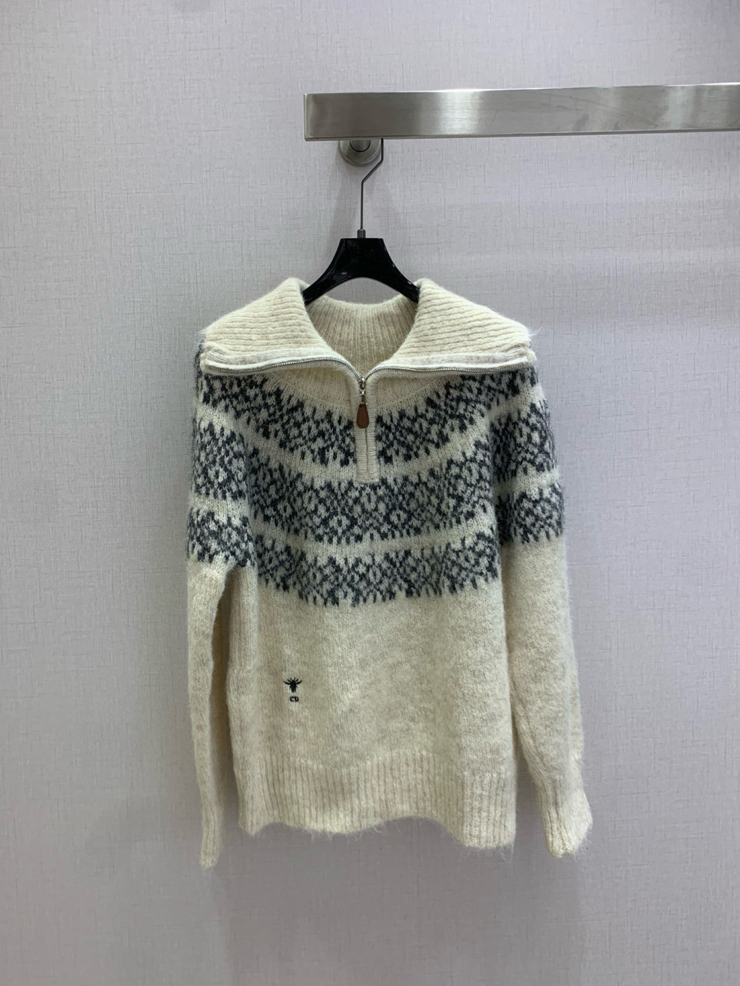 NO:591778,Highly recommended DIO* new autumn and winter lapel half-cardigan long-sleeved sweater  Customized YB wool yarn weaving, comfortable and warm, with high quality. Large lapel knitted sweater style, pitted neckline, zipper half-open adjustable structure makes it more lazy. The hem and cuffs of the ready-made garment are narrowed with knitted thread hemming, and the overall shape is high  Classy and stylish, the large body is lined with contrasting Fair Isle style crochet textures from the collar to the chest, and the patterned knitting shows the exquisite craftsmanship. It is paired with the details of the Bee CD brand logo on the waist, adding a sense of style to the regular and versatile style, and making the outfit full of western style. Two colors  SML code high quality ABC, dior, sweaters, alexander wang19860909强烈推荐 DIO*秋冬新款 翻领半开襟长袖毛衣 定制YB羊毛纱线织造,舒适保暖,质感上乘,大翻领针织毛衣版型,领口坑条处理,拉链半开襟可调节式构造更显慵懒,成衣下摆袖口以针织螺纹包边收窄,整体造型高级有型,大身自领边向胸前排列撞色费尔岛风格钩针纹理,花样针织更显手工精巧,配上腰侧蜜蜂CD品牌徽标细节,为常规百搭款式增添造型感,穿搭洋气十足.两个色 SML码 高品质ABC,,dior,sweaters,alexander wang,Women's clothing