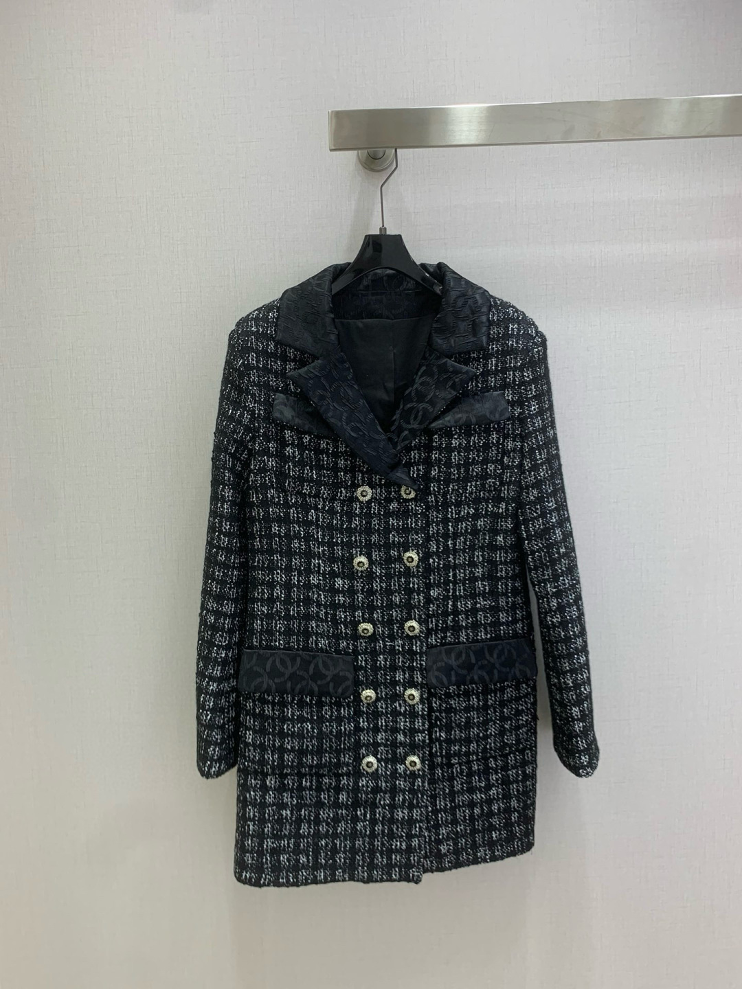 NO:591784,Highly recommended CHA* new autumn and winter tweed lapel dress jacket  Customized YB imported woolen cashmere material, with obvious texture and high quality. The tweed fabric creates a model of small fragrance. The lapel mid-length dress jacket has a straight tailoring that is more inclusive. The overall black and white lines are intertwined, elegant and not boring. The woven elements of the ready-to-wear are luxurious and charming. The silk double-C jacquard splicing on the collar and pocket edges, and the double-breasted rhinestone letters echo, showing the style of a high-end celebrity and full of temperament. It is the first choice for autumn and winter. The ceiling version  Jacquard silk lining one color SML code high quality ABC,,jackets & coats,real silk,alexander wang19860909强烈推荐 CHA*秋冬新款 粗花呢翻领洋装外套 定制YB进口粗纺羊绒毛呢材质,肌理明显,质感上乘,粗花毛呢面料塑造小香风典范,翻领中长款洋装外套,直身剪裁包容性更强,整体黑白线交织,雅致而无沉闷感,成衣编织元素奢华迷人,配合领边和口袋缘的真丝双C提花拼接,水钻字母双排扣呼应,尽显高级名媛风格,气质十足,秋冬换季穿搭首选.天花板版本 提花真丝内衬 一个色 SML码 高品质ABC,,jackets & coats,real silk,alexander wang,Women's clothing